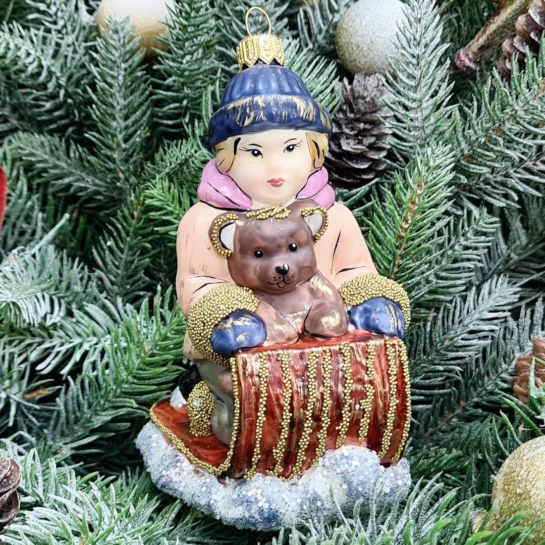 фото Стеклянная елочная игрушка Мальчик с мишкой на санях винтаж