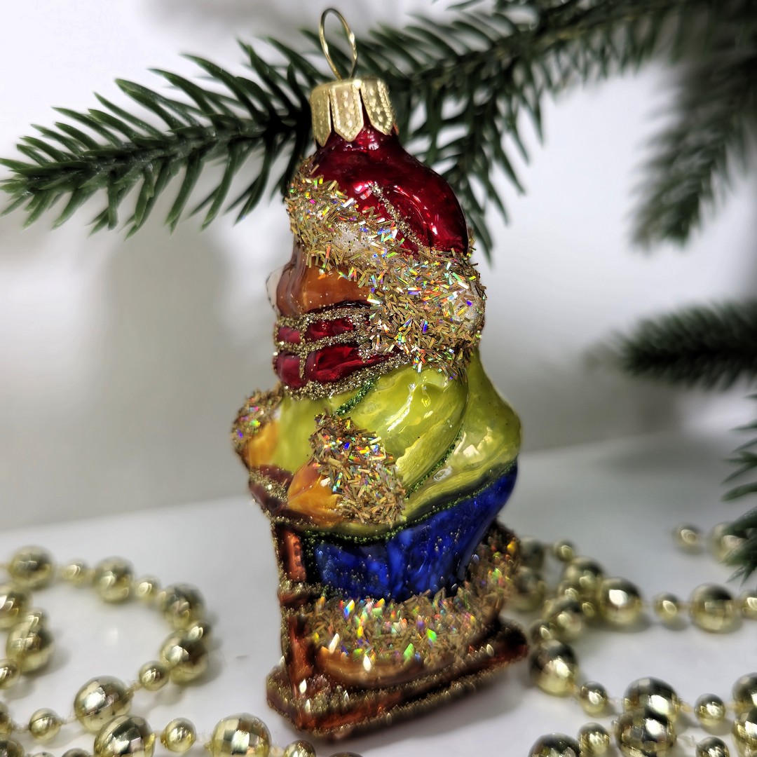 фото Стеклянная елочная игрушка Мишка на самокате