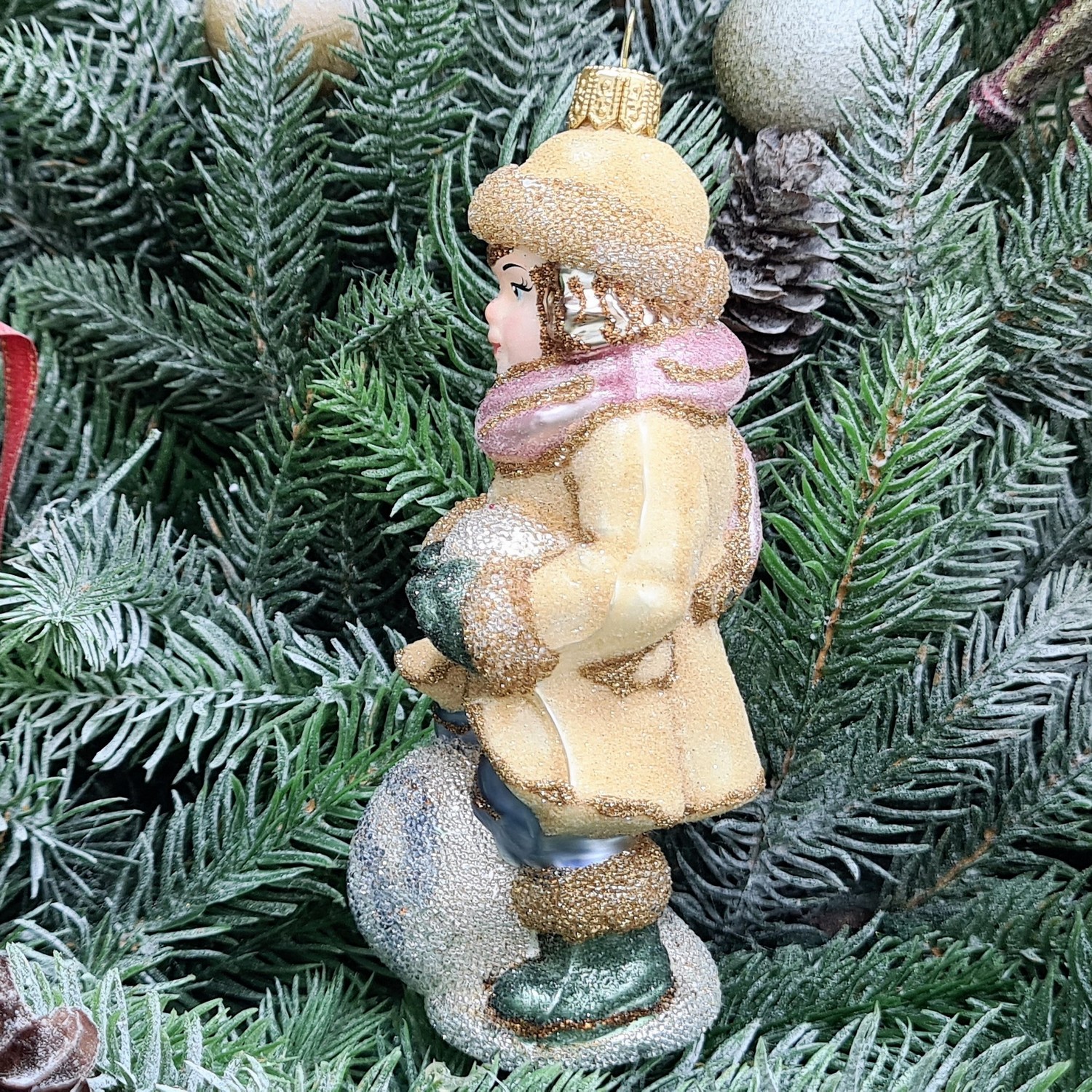 фото Стеклянная елочная игрушка Девочка со снежком сахар