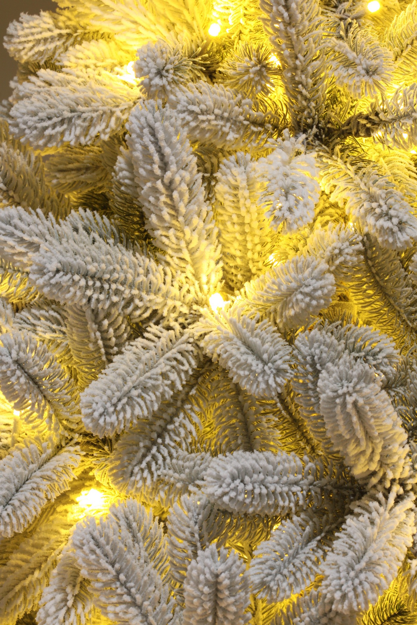 фото Ель Русская Императрица Заснеженная с освещением 60см