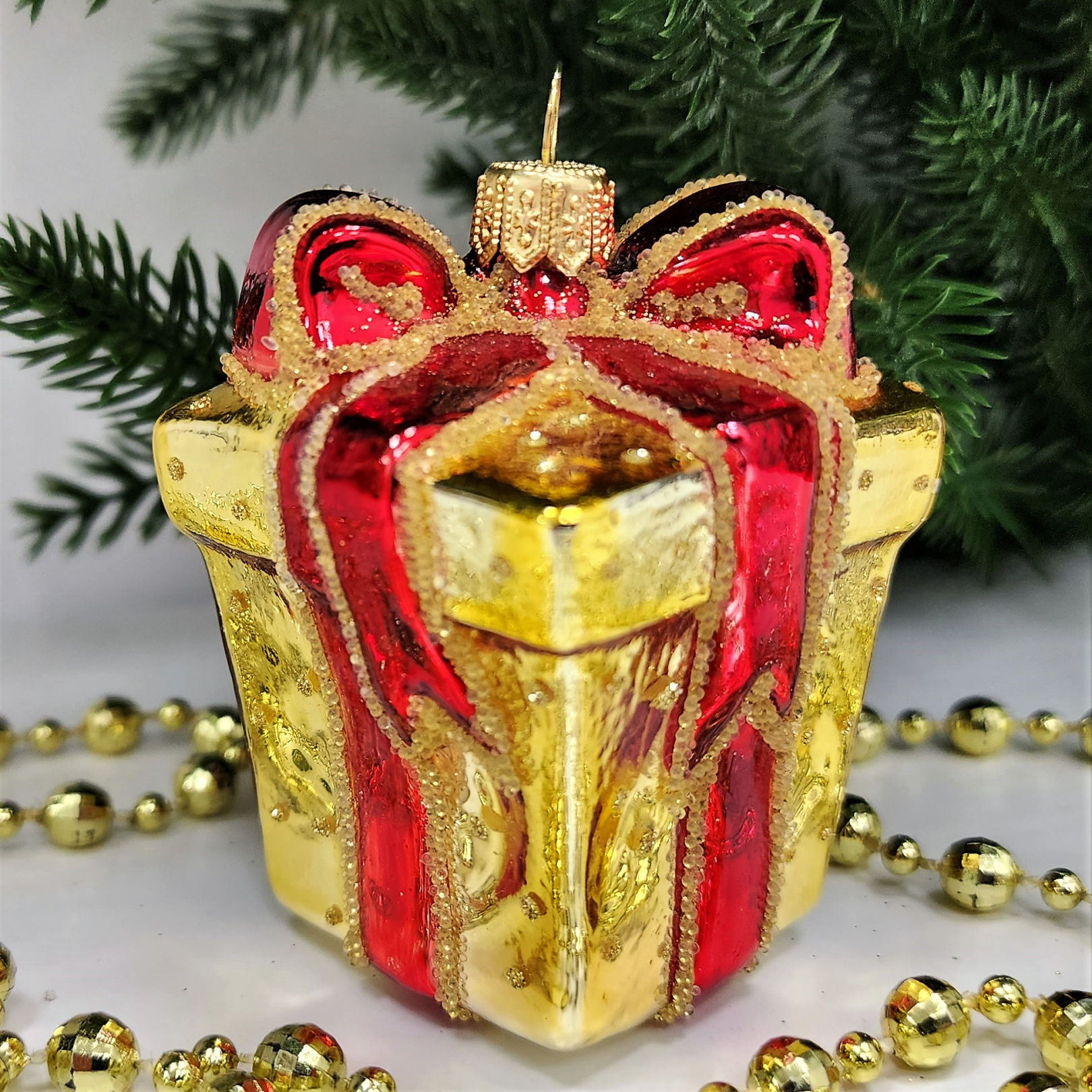 фото Стеклянная елочная игрушка Подарок