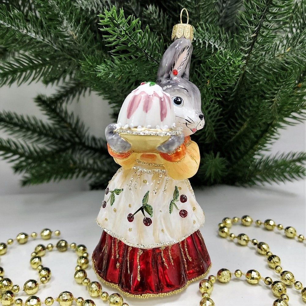 фото Стеклянная елочная игрушка Зайчиха с тортом