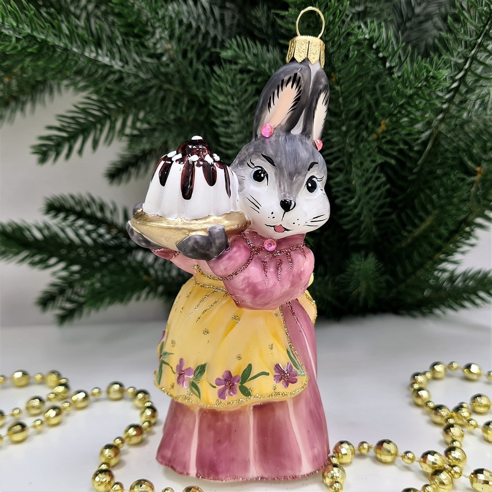 фото Стеклянная елочная игрушка Зайчиха с тортом-2