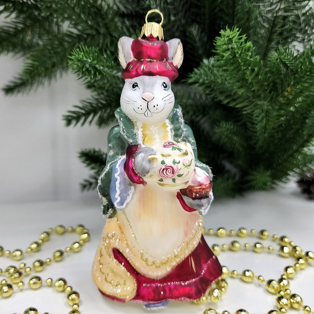 фото Стеклянная елочная игрушка Зайчиха с чайником бордо