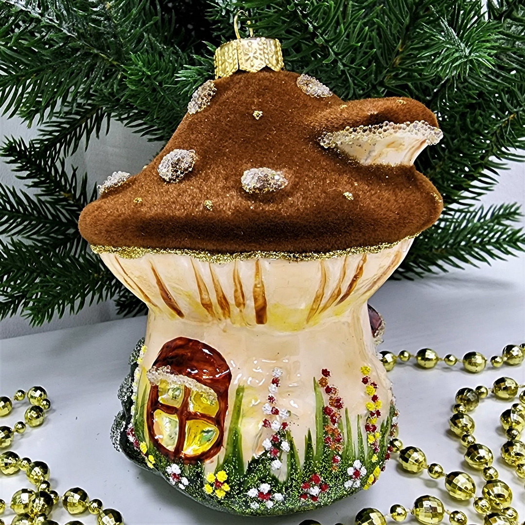 фото Стеклянная елочная игрушка Грибок домик коричневый