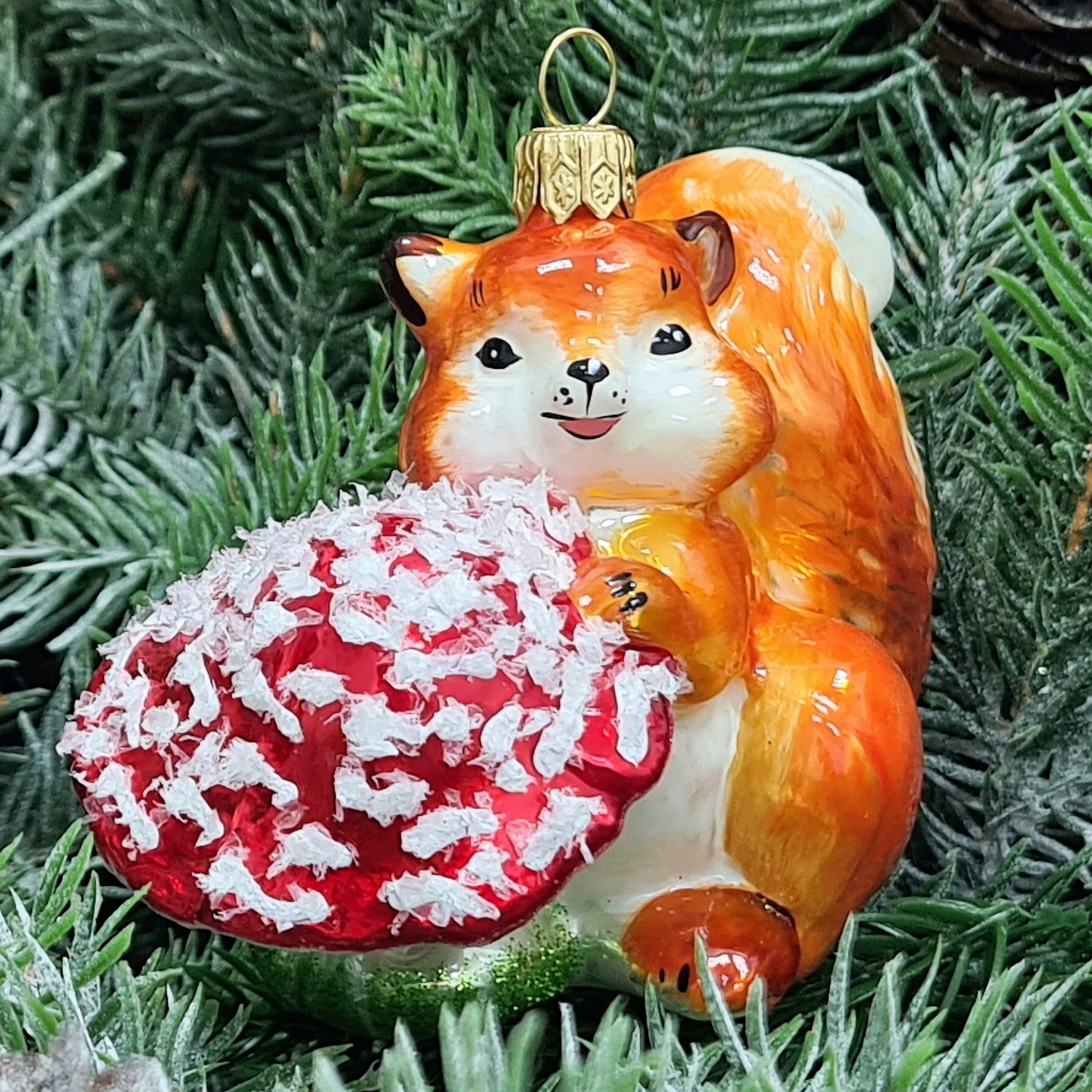 фото Стеклянная елочная игрушка Белочка с грибочком рыжая