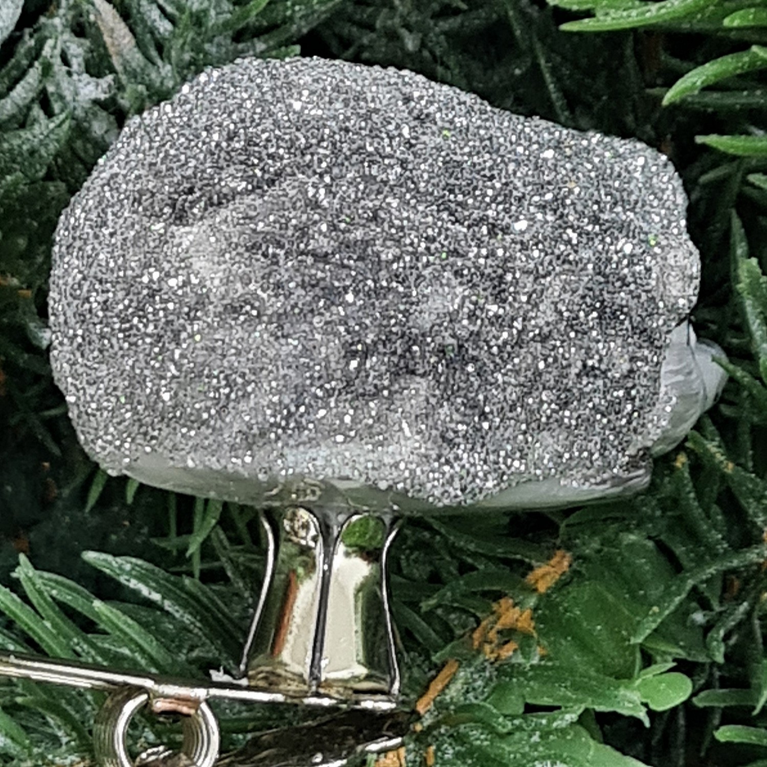 фото Стеклянная елочная игрушка Ежик на прищепке