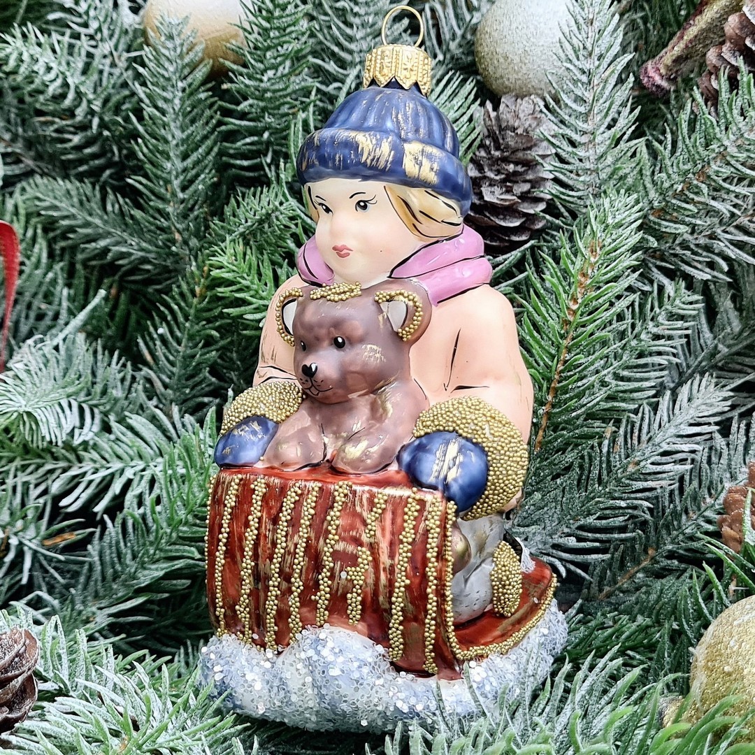 фото Стеклянная елочная игрушка Мальчик с мишкой на санях винтаж