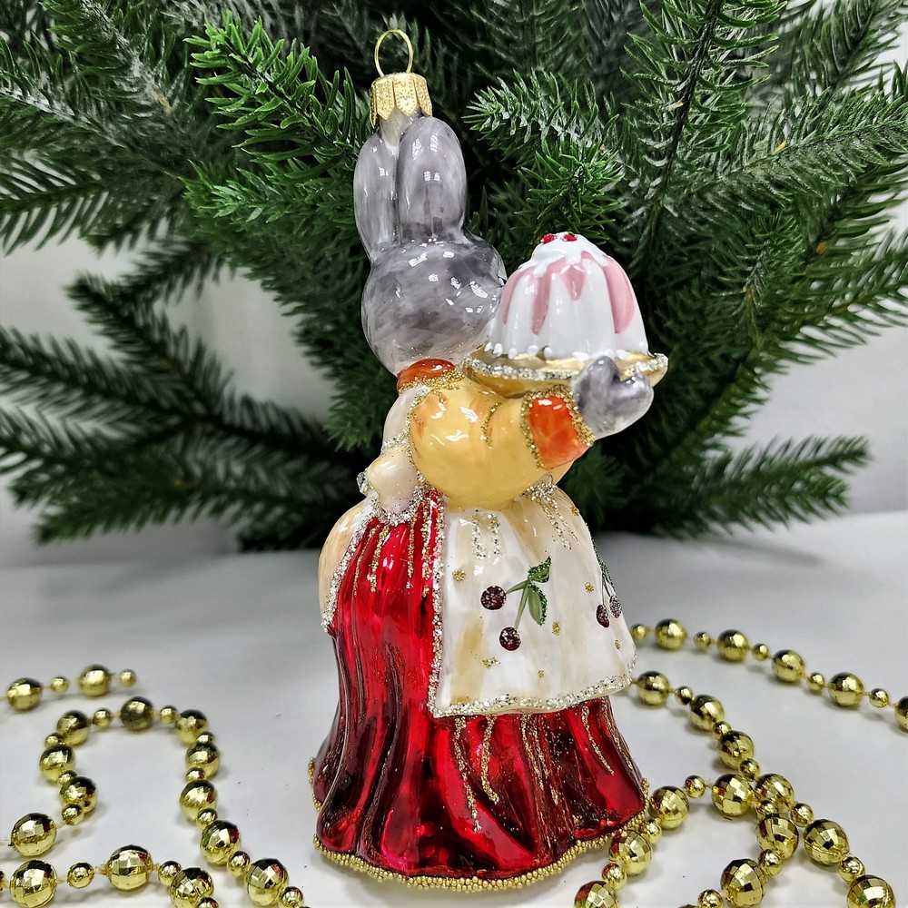 фото Стеклянная елочная игрушка Зайчиха с тортом