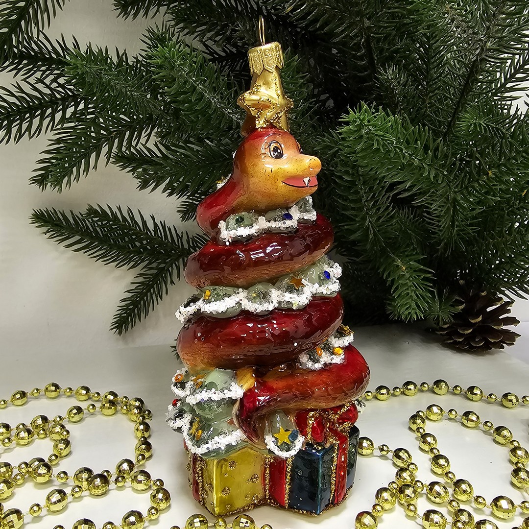 фото Стеклянная елочная игрушка Змея на елке с подарками