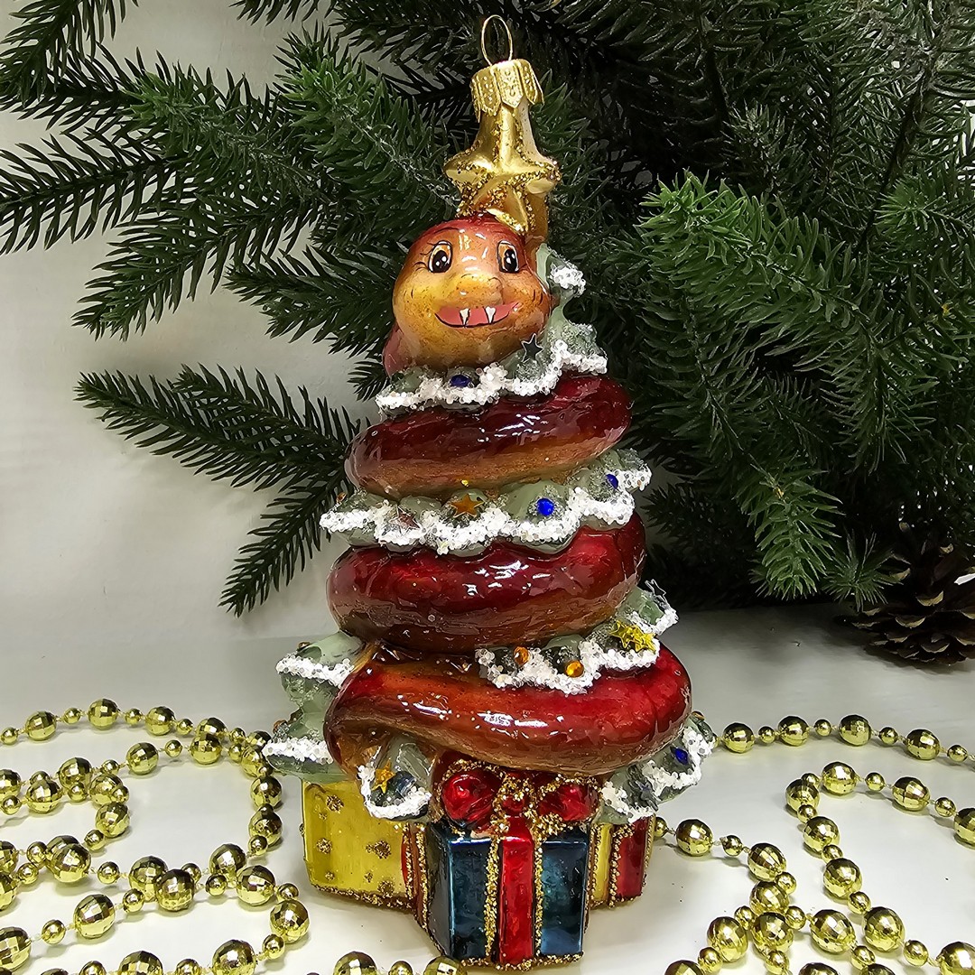 фото Стеклянная елочная игрушка Змея на елке с подарками