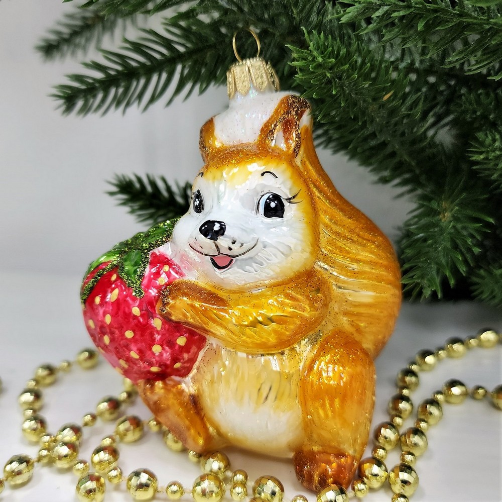 фото Стеклянная елочная игрушка Белочка с клубникой