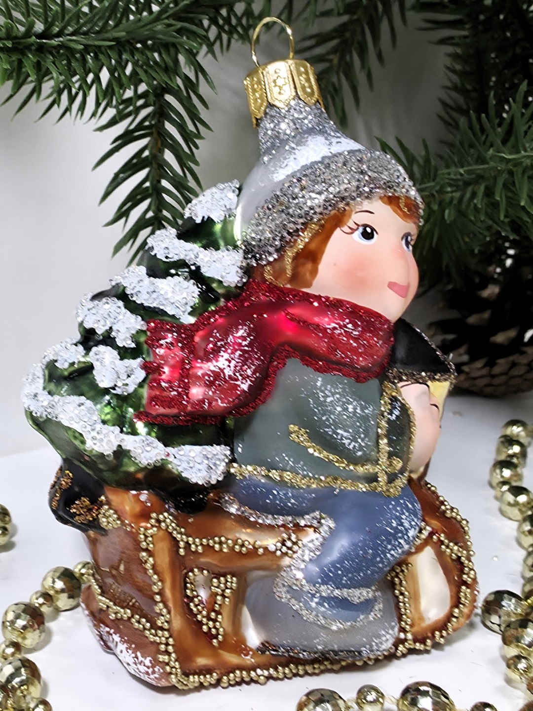 фото Стеклянная елочная игрушка Мальчик на санях царский