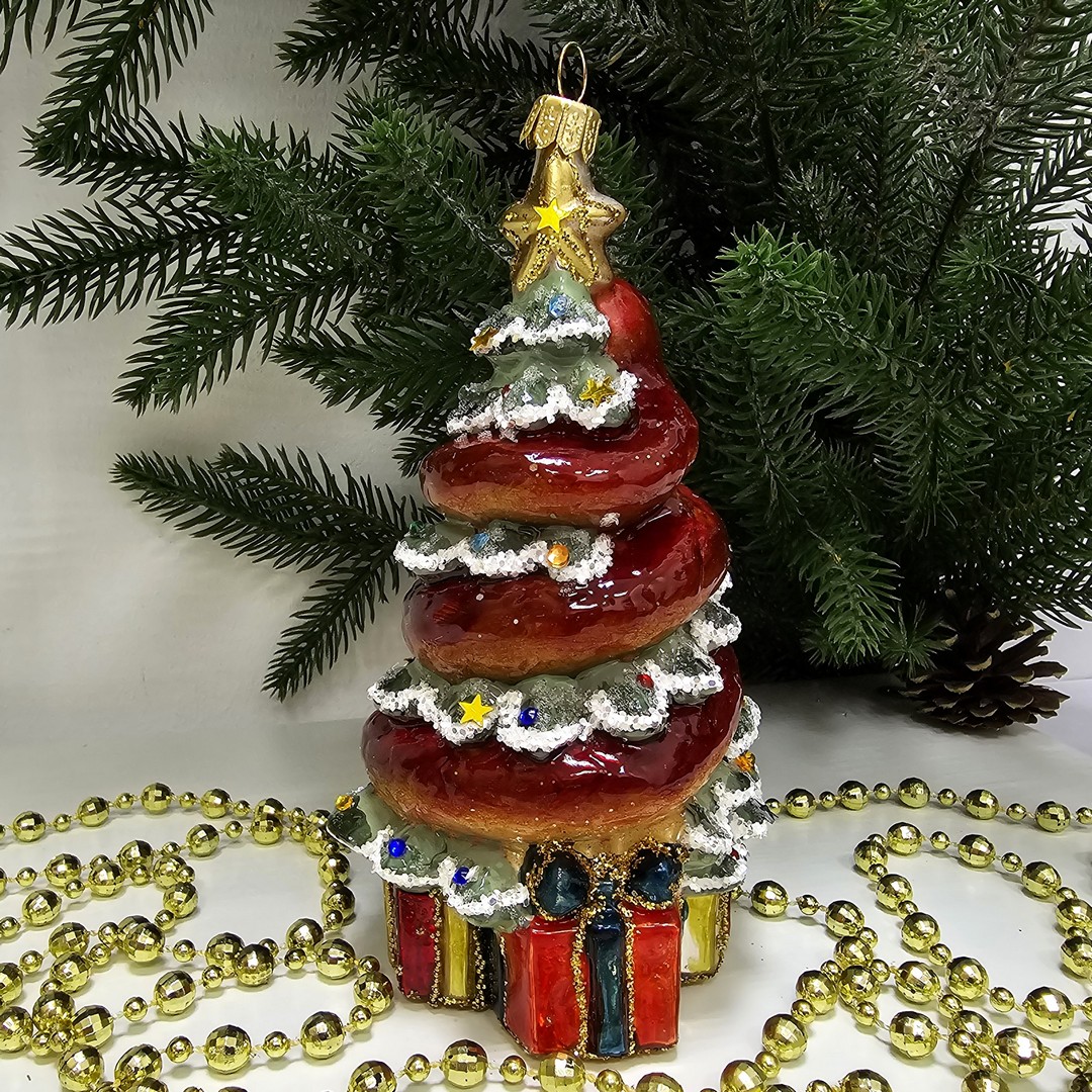 фото Стеклянная елочная игрушка Змея на елке с подарками