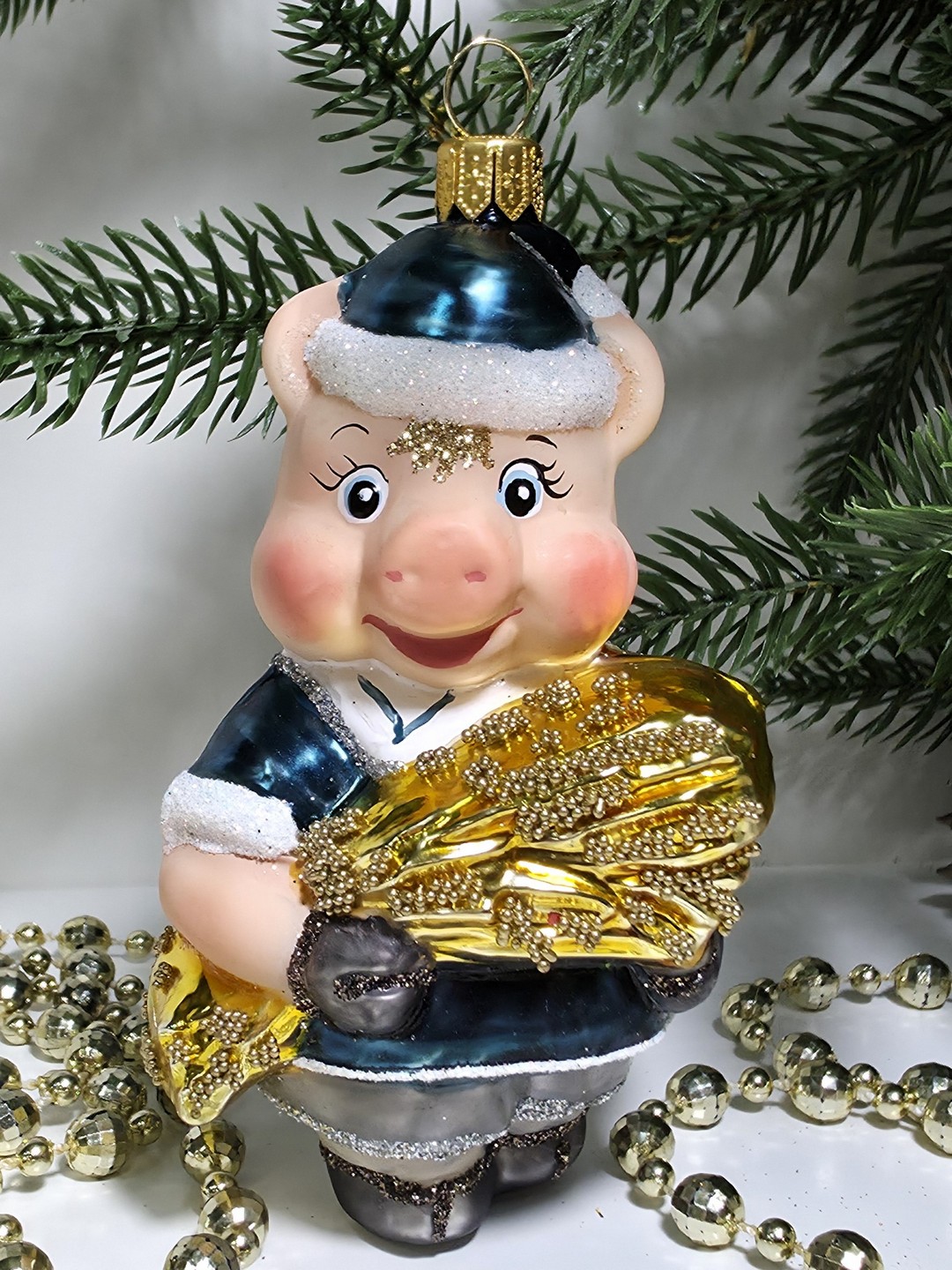 фото Стеклянная елочная игрушка Поросенок Ниф-Ниф с сеном