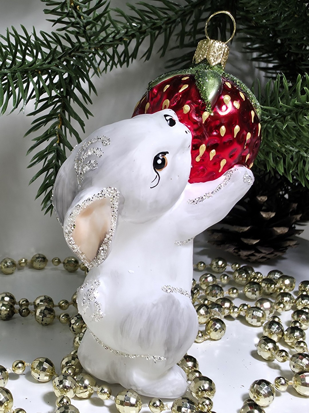 фото Стеклянная елочная игрушка Зайчик с клубникой