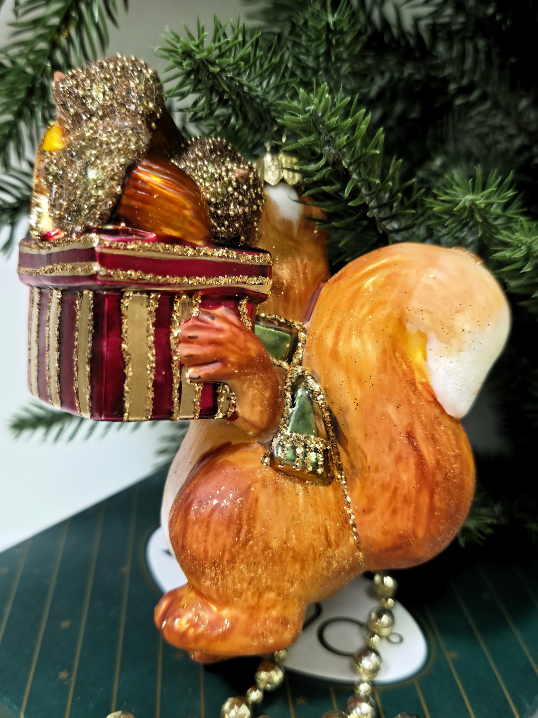 фото Стеклянная елочная игрушка Белка с подарками