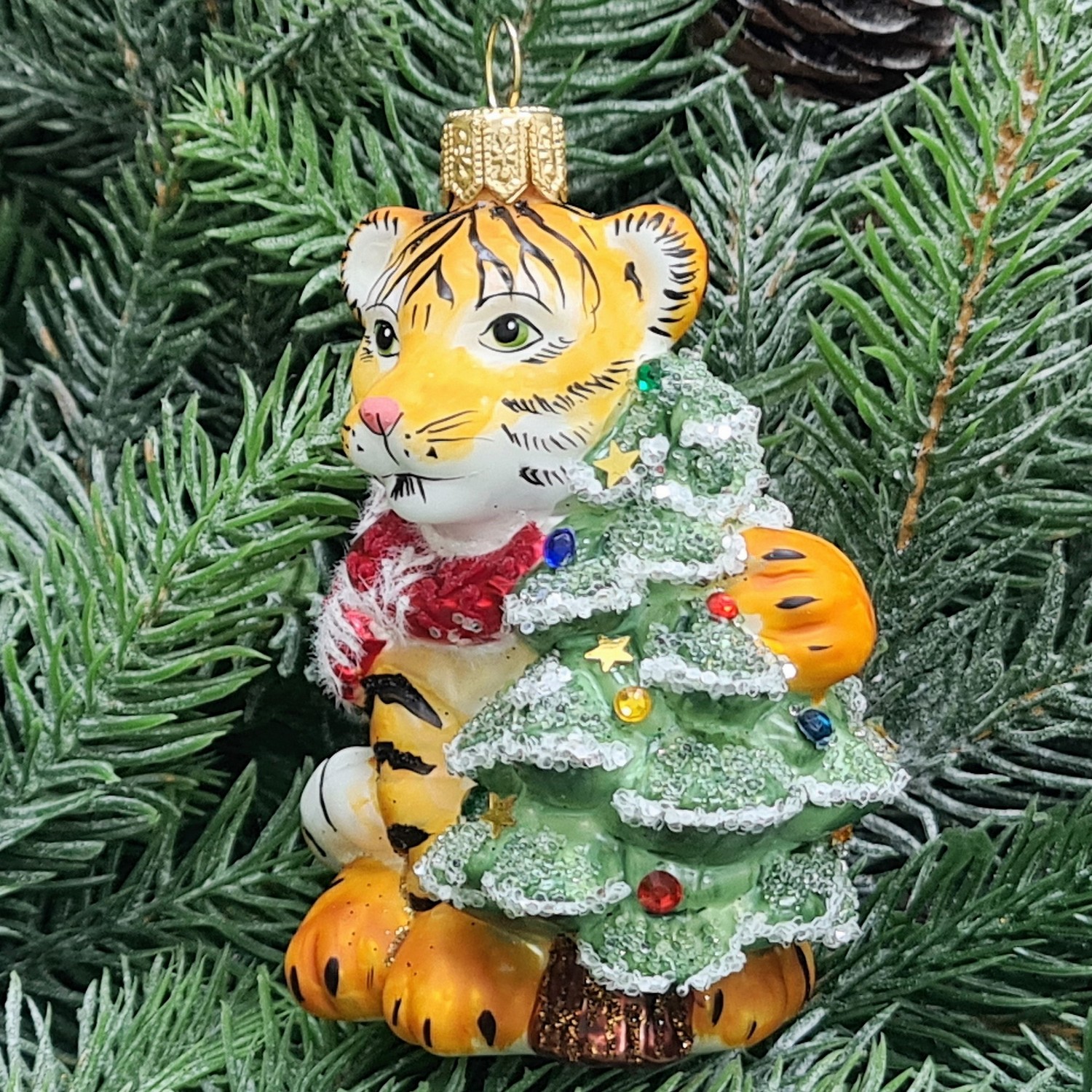 фото Стеклянная елочная игрушка Тигренок с елкой