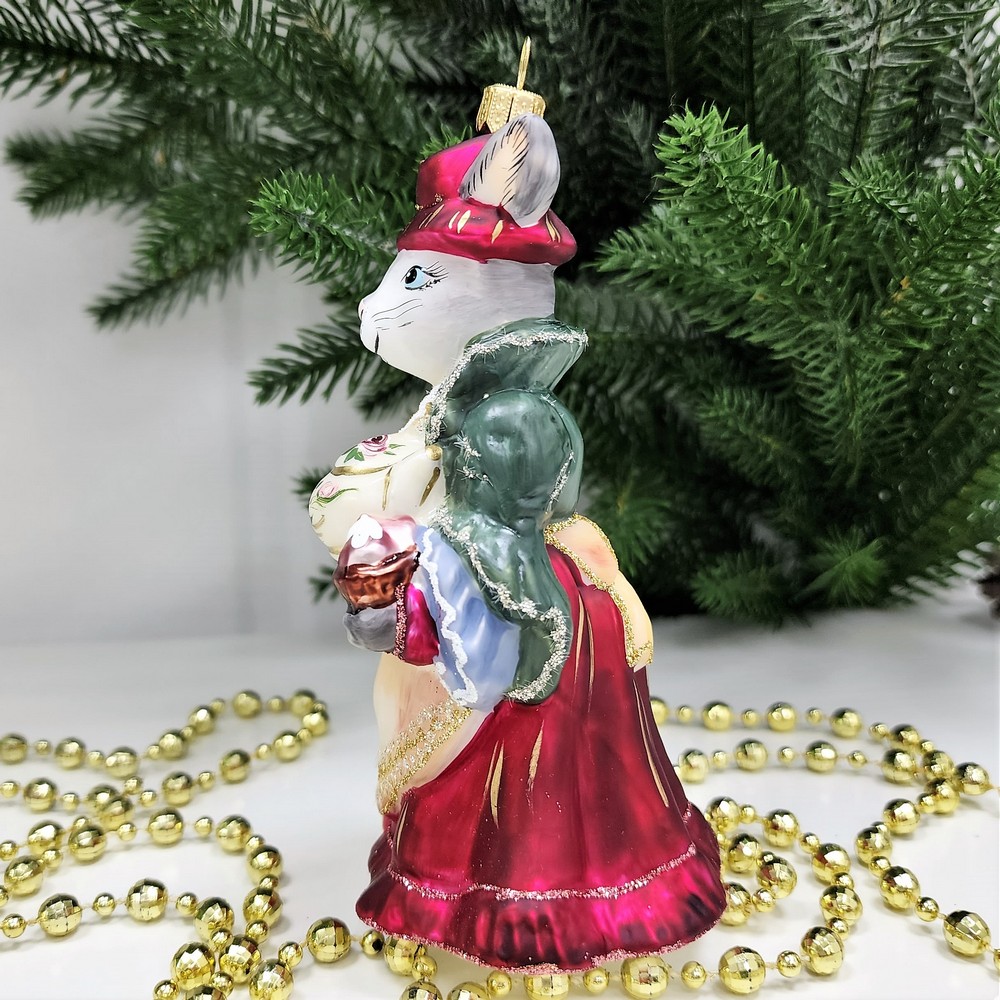 фото Стеклянная елочная игрушка Зайчиха с чайником бордо