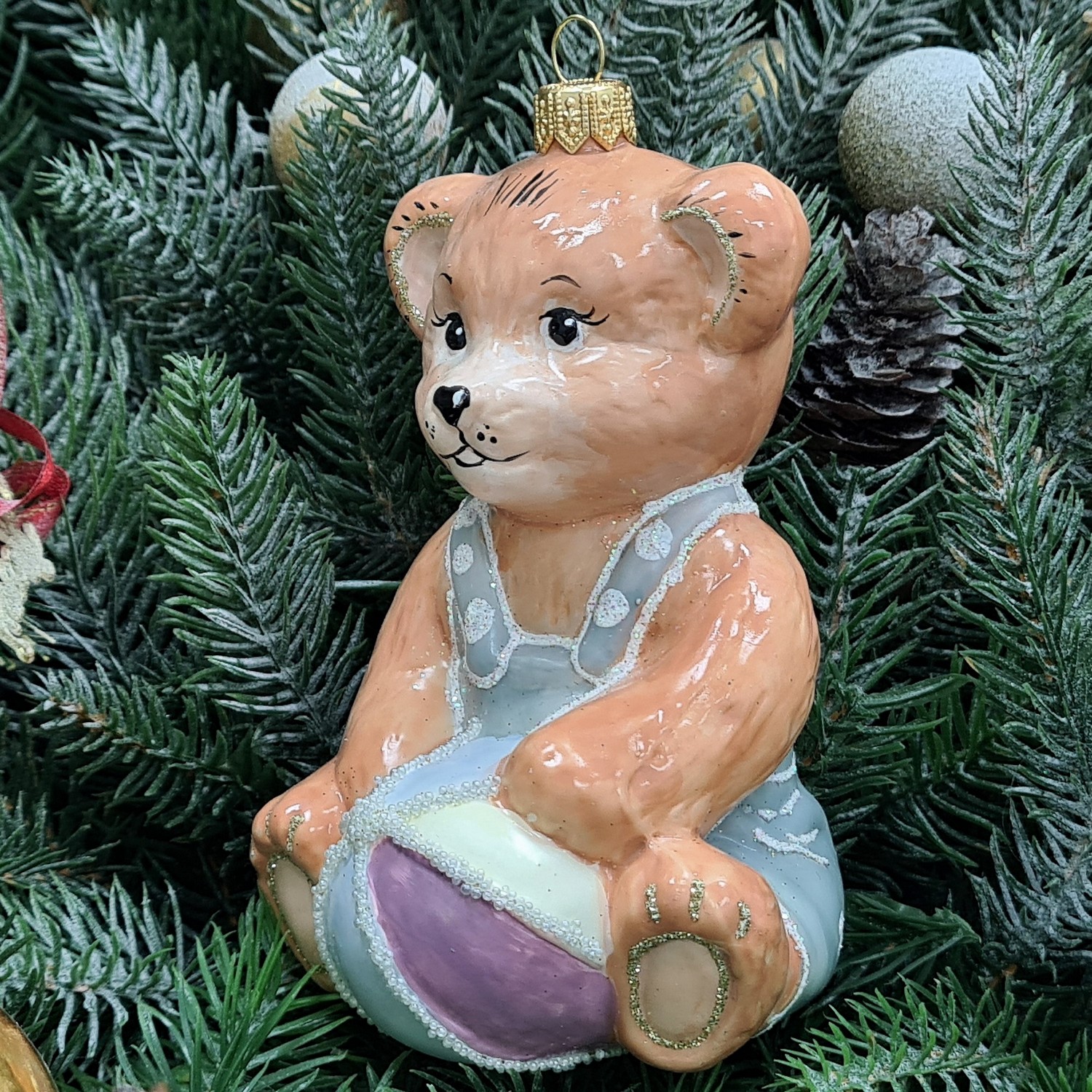 фото Стеклянная елочная игрушка Мишка с мячом
