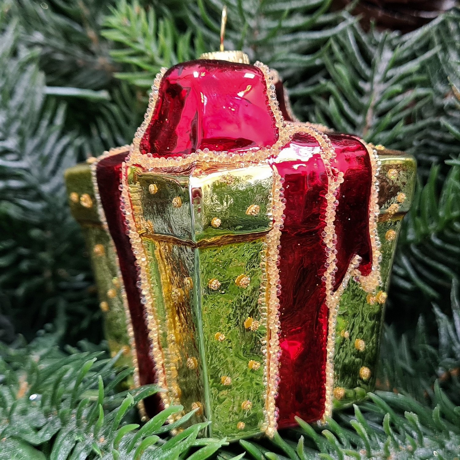 фото Стеклянная елочная игрушка Подарок