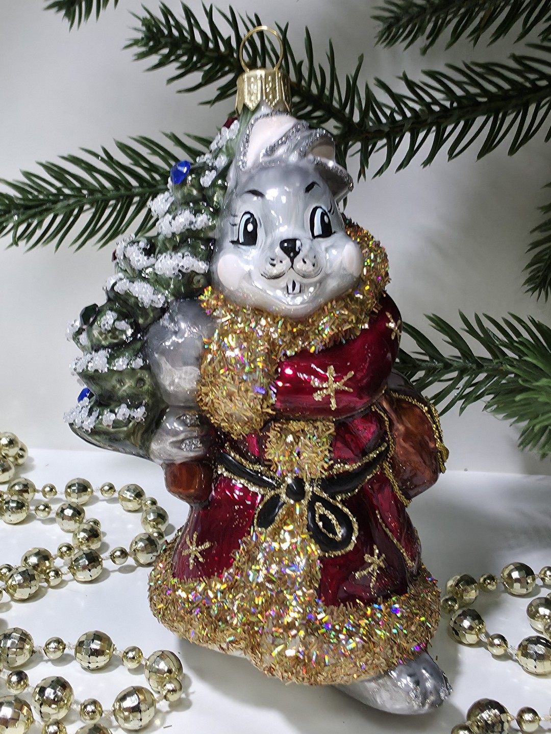 фото Стеклянная елочная игрушка Заяц с елкой