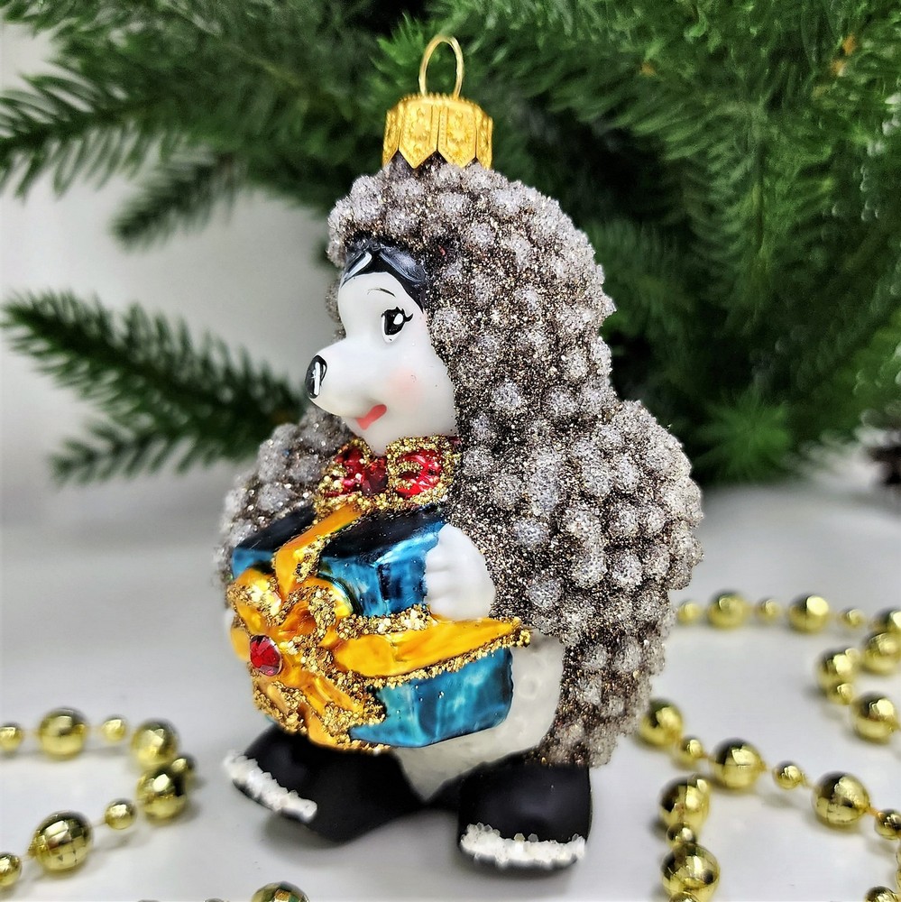 фото Стеклянная елочная игрушка Ежик с подарком крем