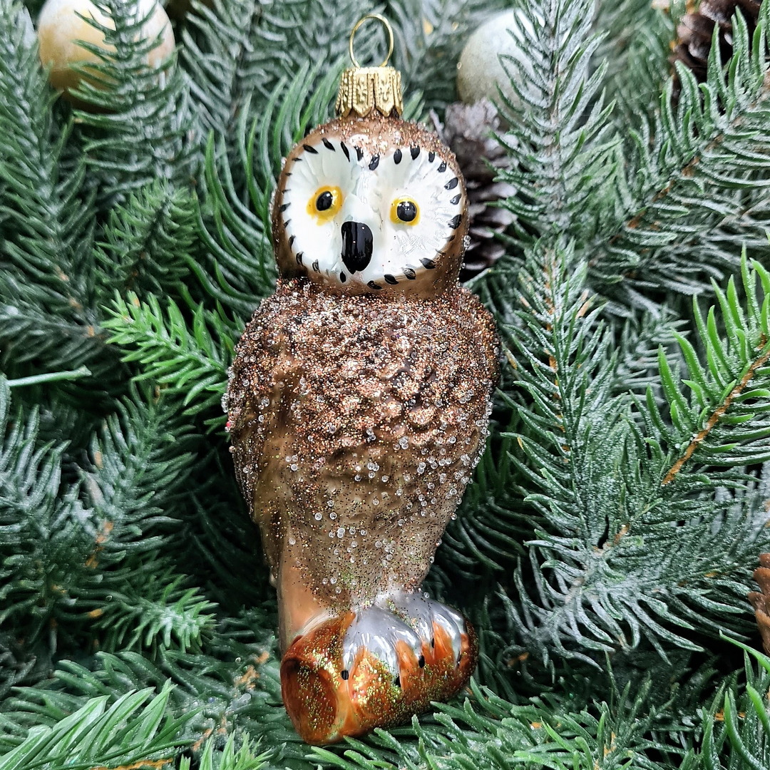 фото Стеклянная елочная игрушка Сова на ветке коричневая
