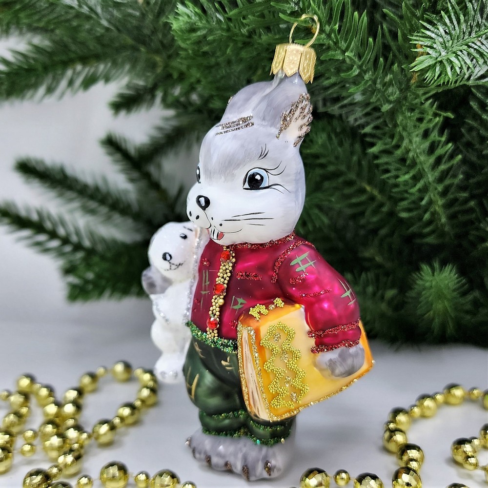фото Стеклянная елочная игрушка Зайчик с зайкой и книгой