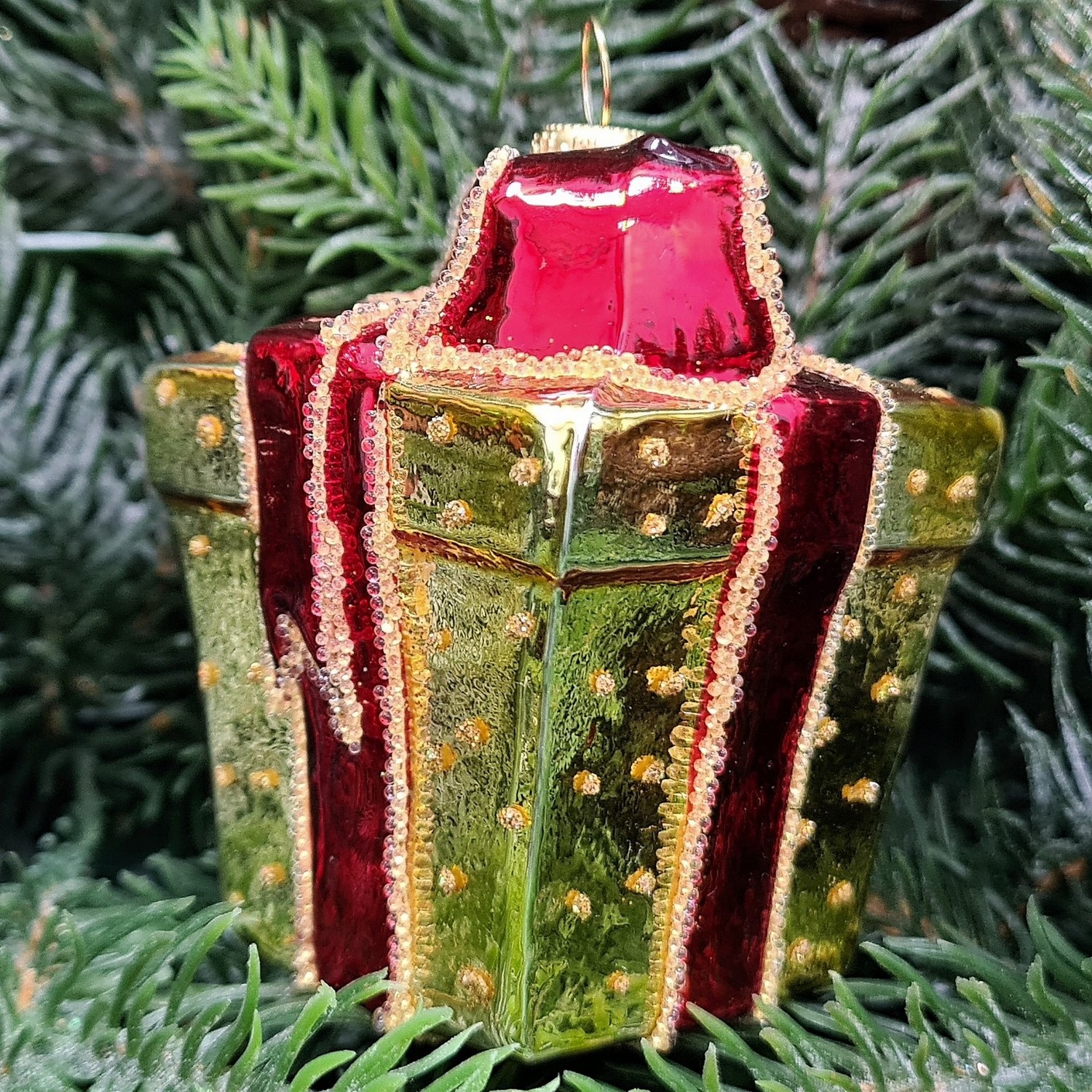 фото Стеклянная елочная игрушка Подарок