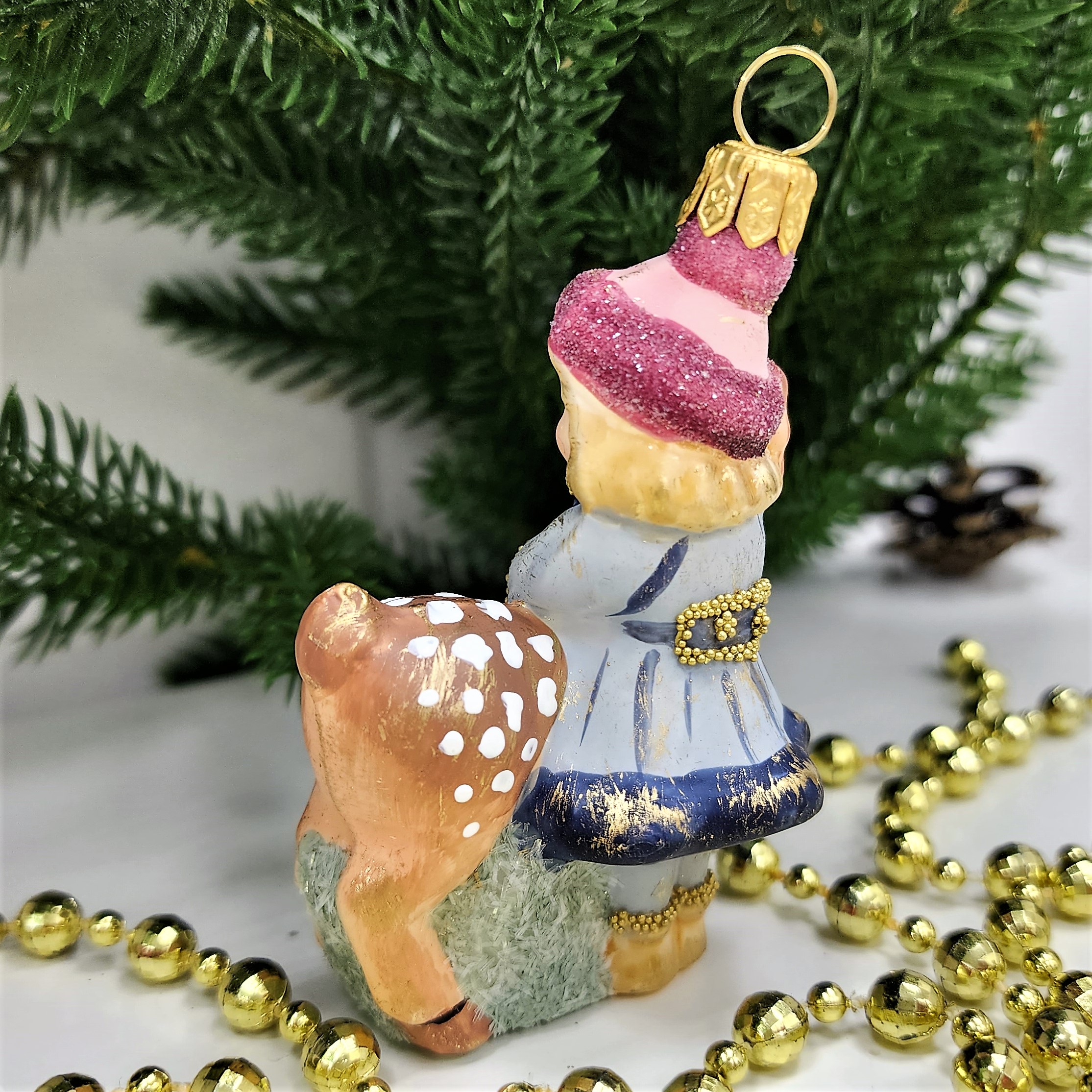 фото Стеклянная елочная игрушка Девочка с олененком