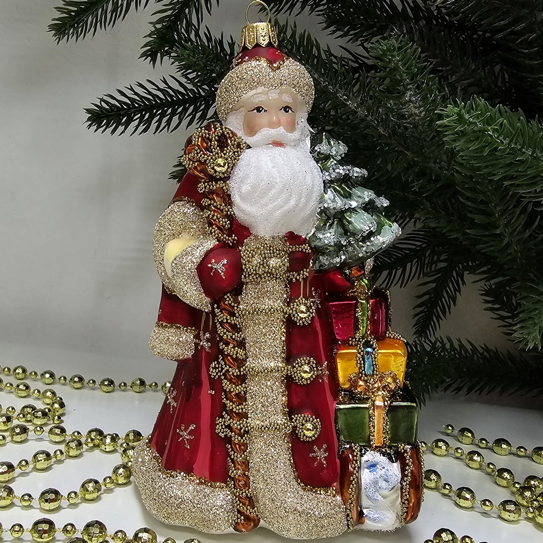 фото Стеклянная елочная игрушка Дед Мороз с подарками красный