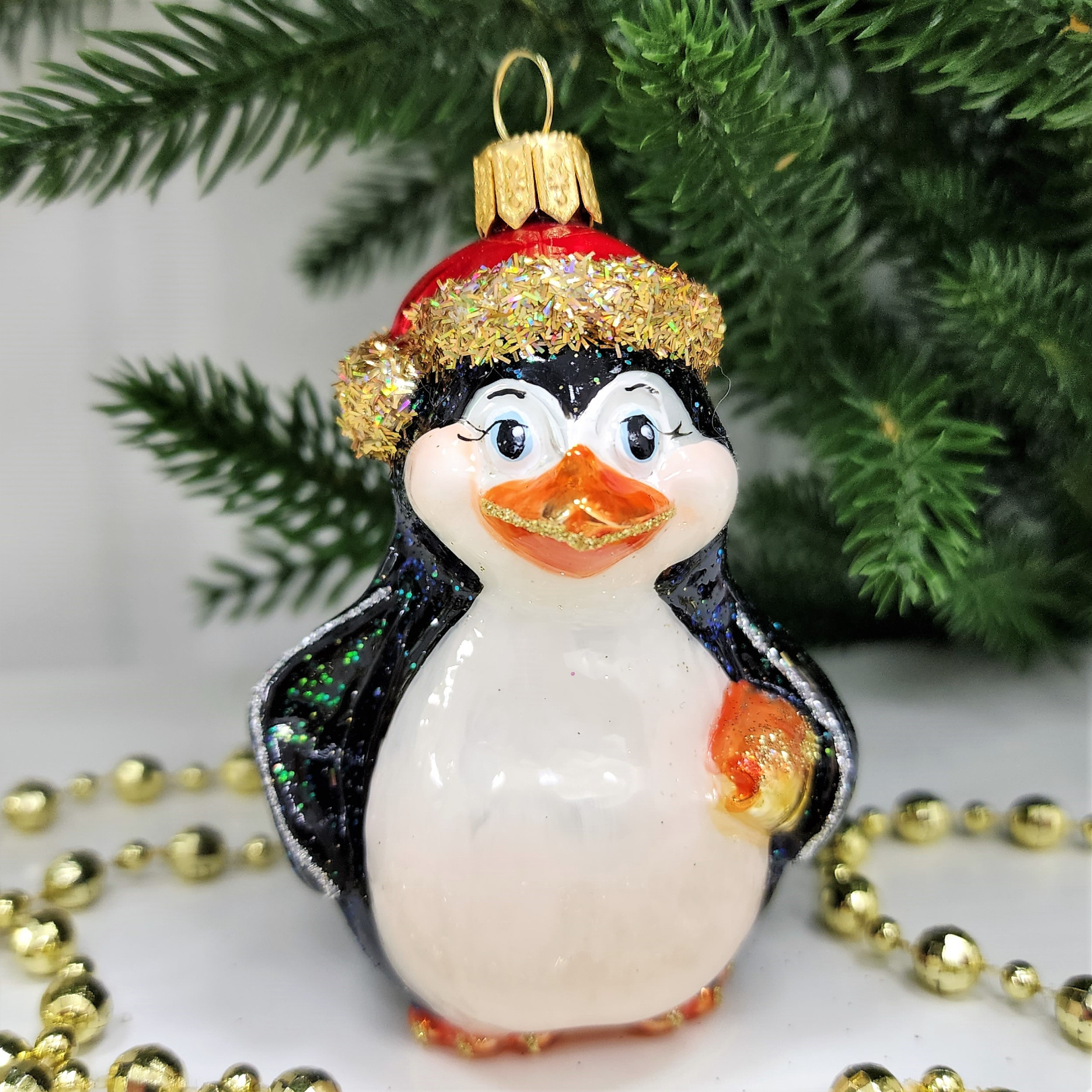фото Стеклянная елочная игрушка Пингвин с рыбой