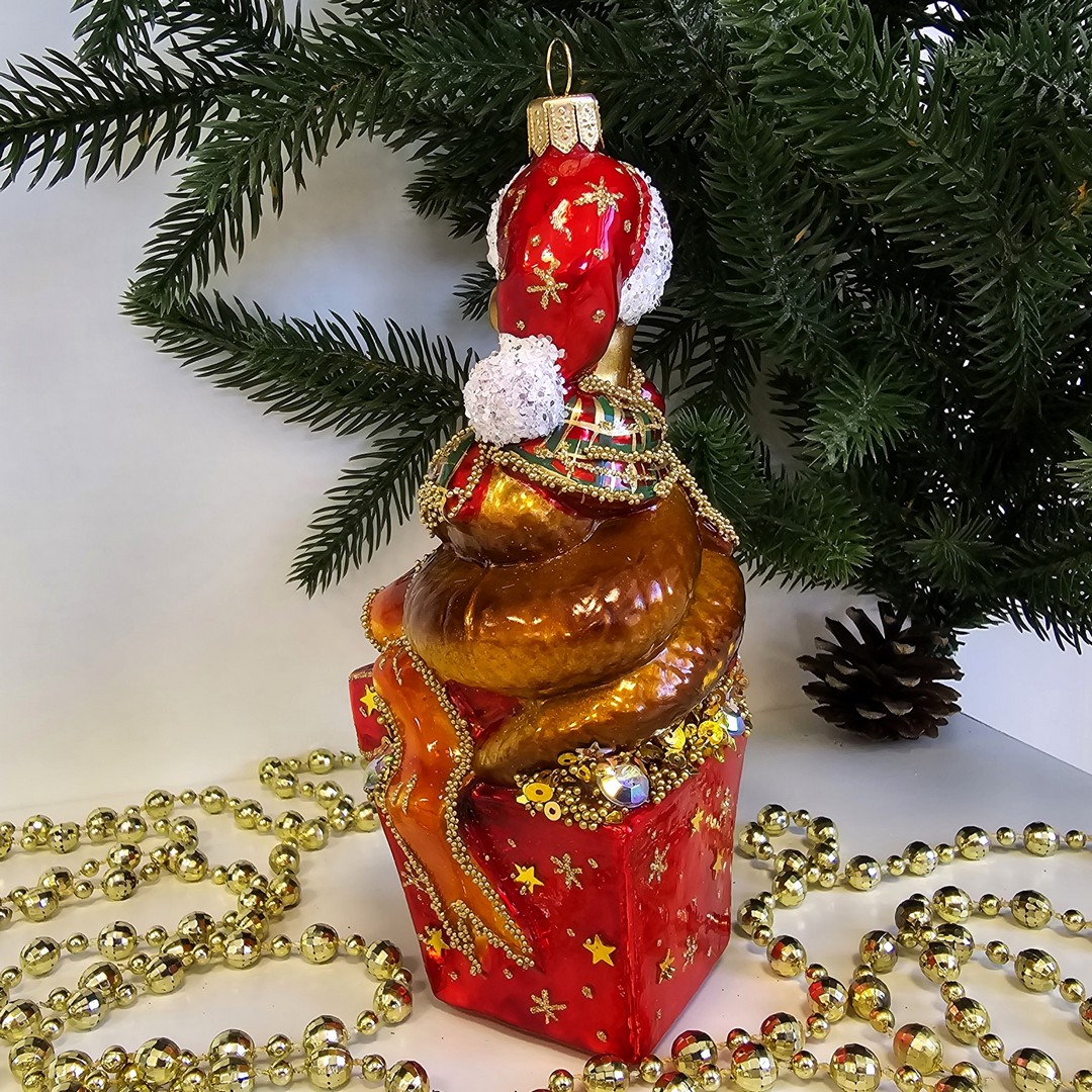 фото Стеклянная елочная игрушка Змея на подарке