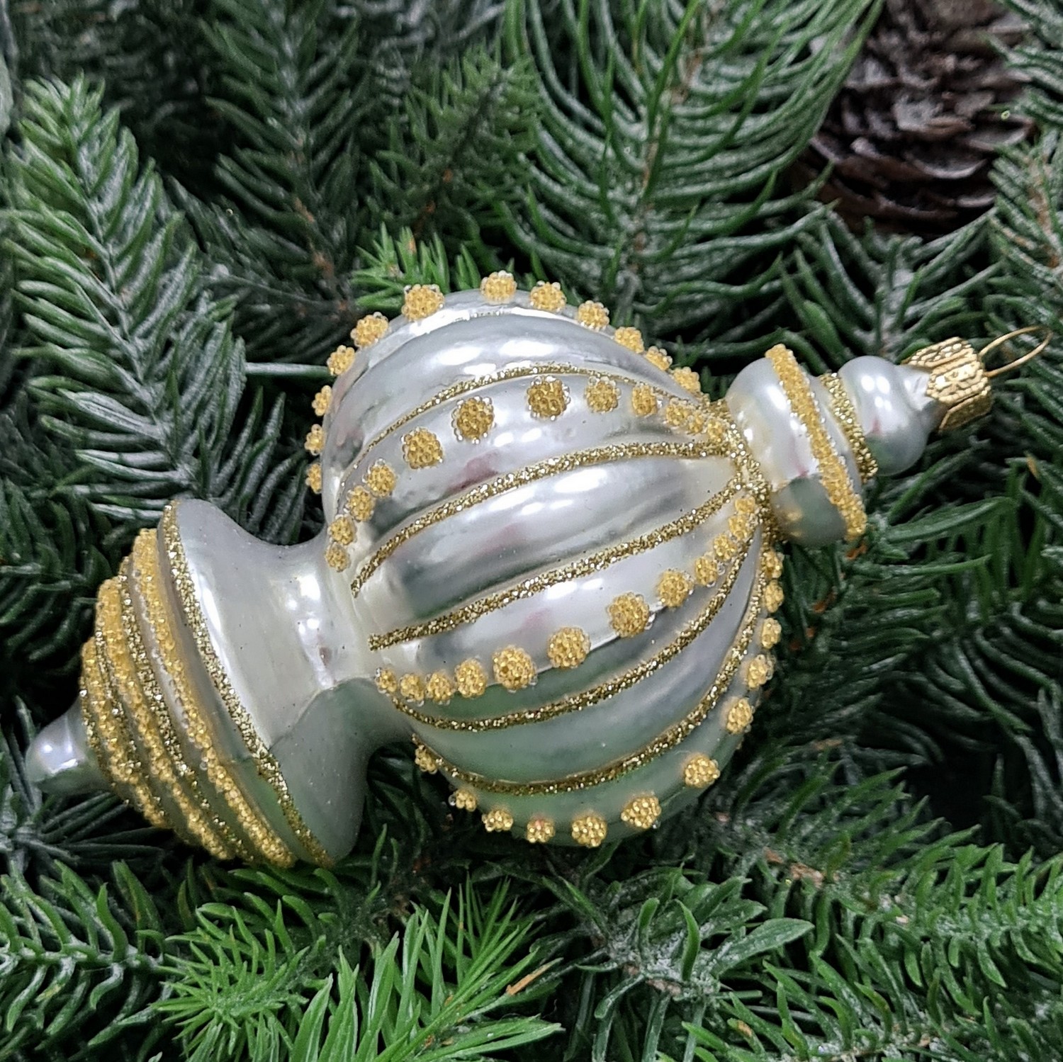 фото Стеклянная елочная игрушка Подвеска белая