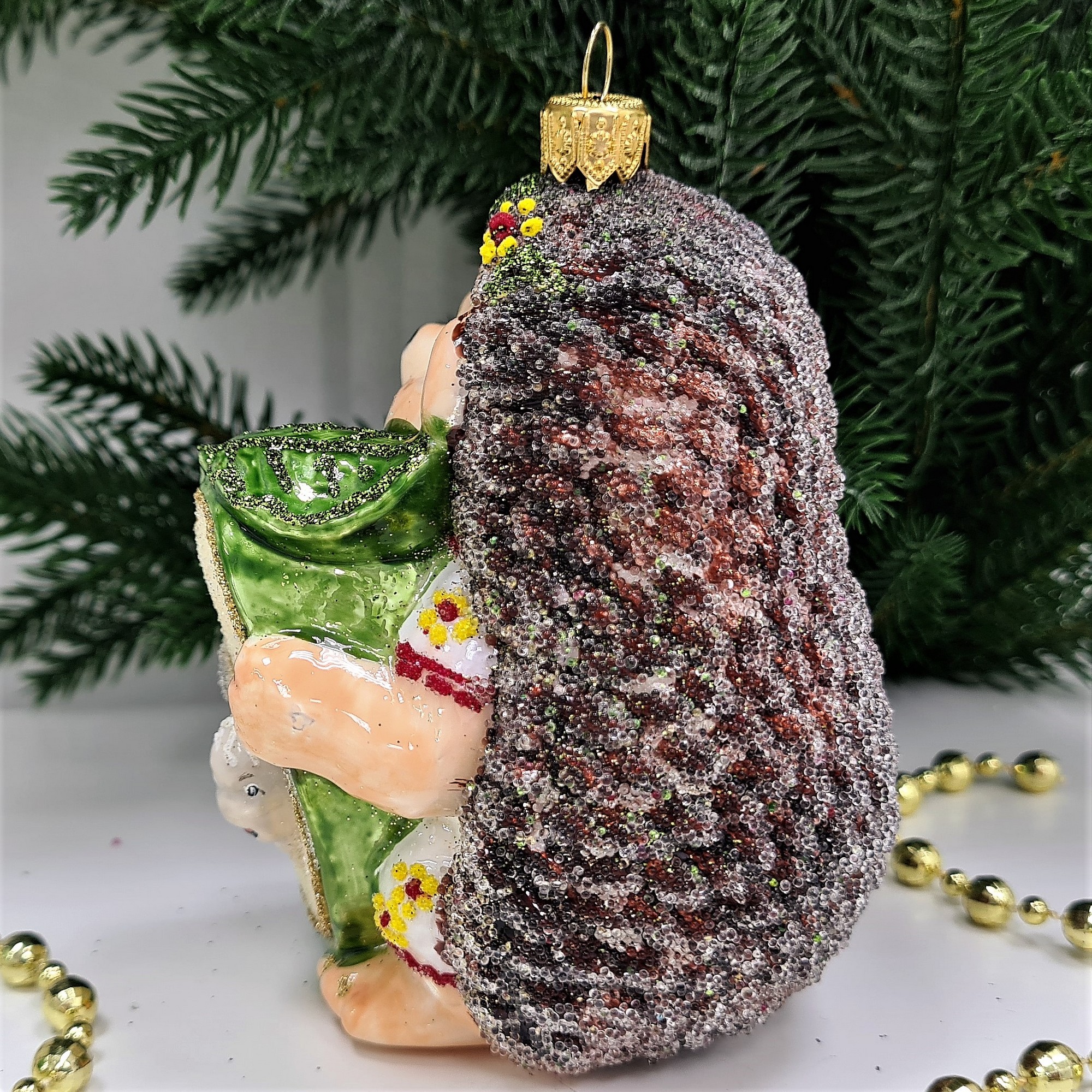 фото Стеклянная елочная игрушка Ежик с яблоком девочка