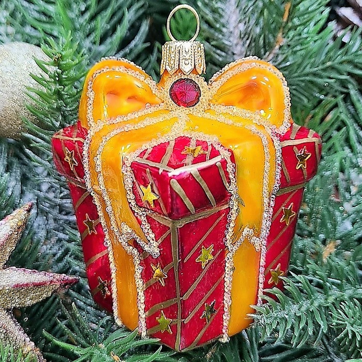 фото Стеклянная елочная игрушка Подарок