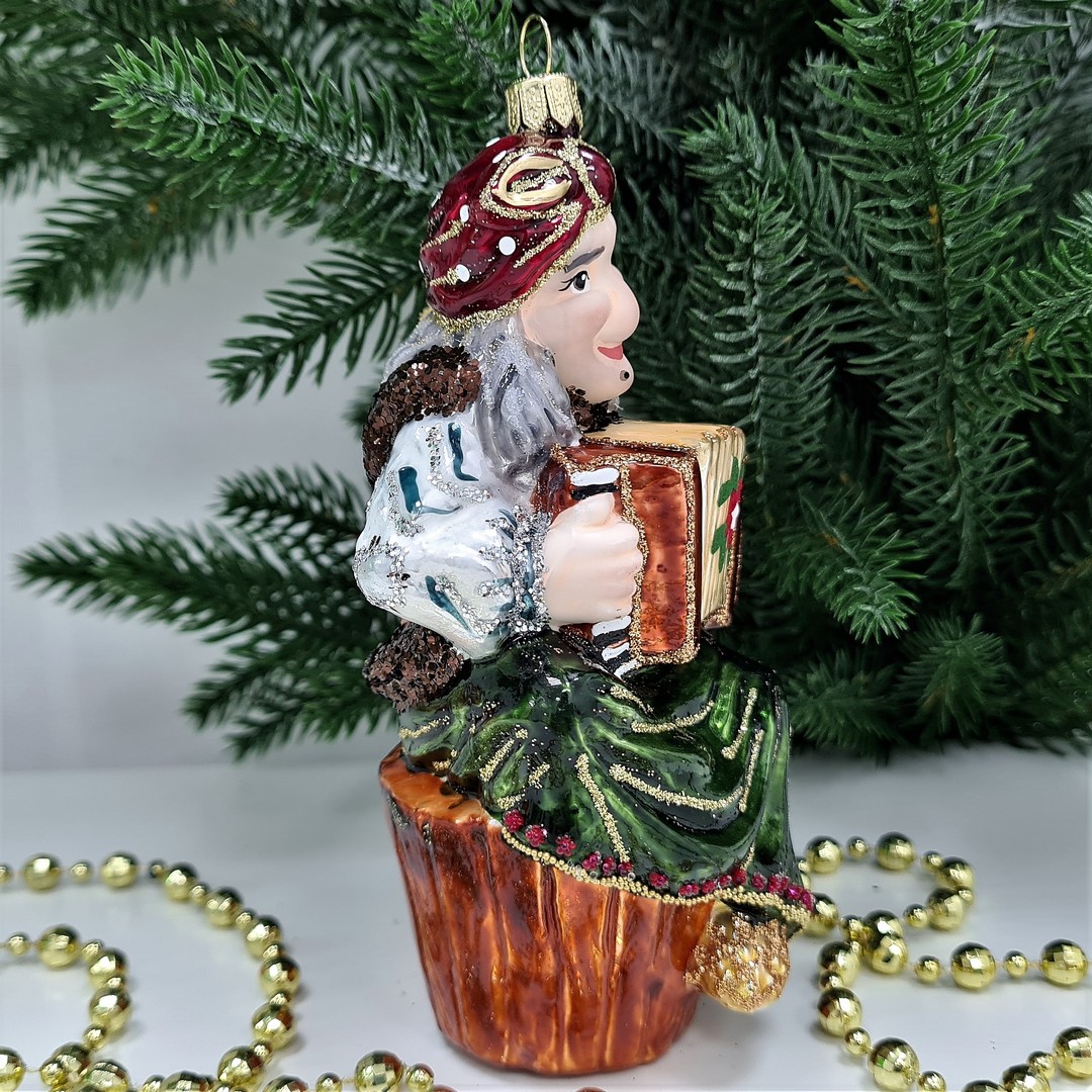 фото Стеклянная елочная игрушка Баба Яга с гармошкой