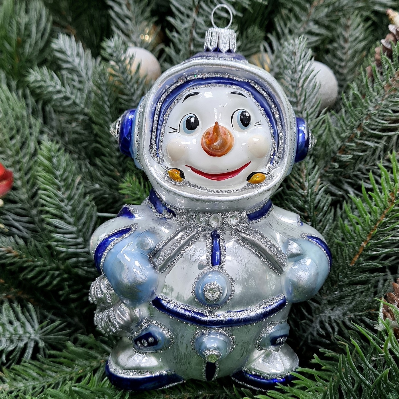 фото Стеклянная елочная игрушка Снеговик космонавт синий