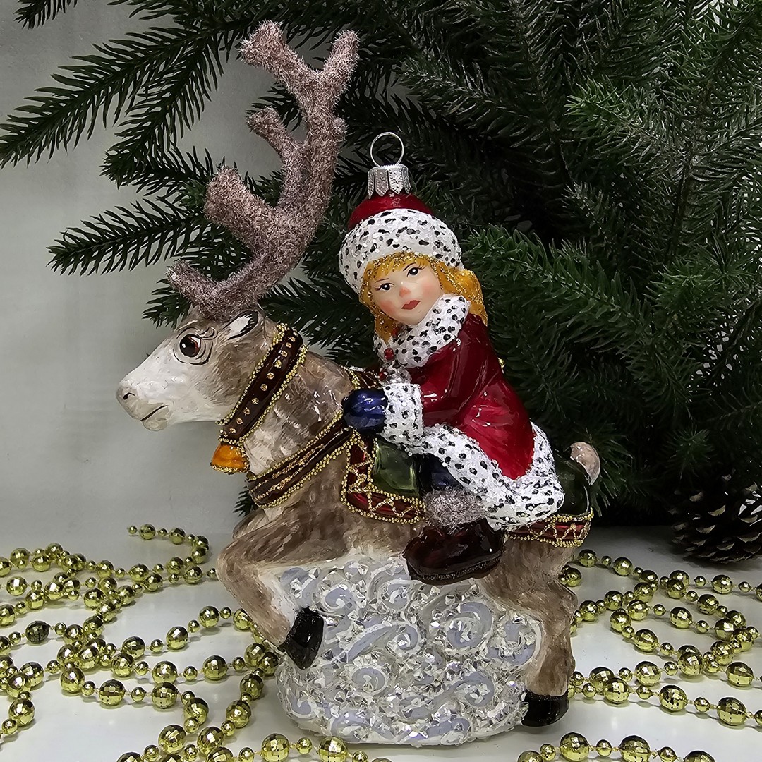 фото Стеклянная елочная игрушка Герда на олене