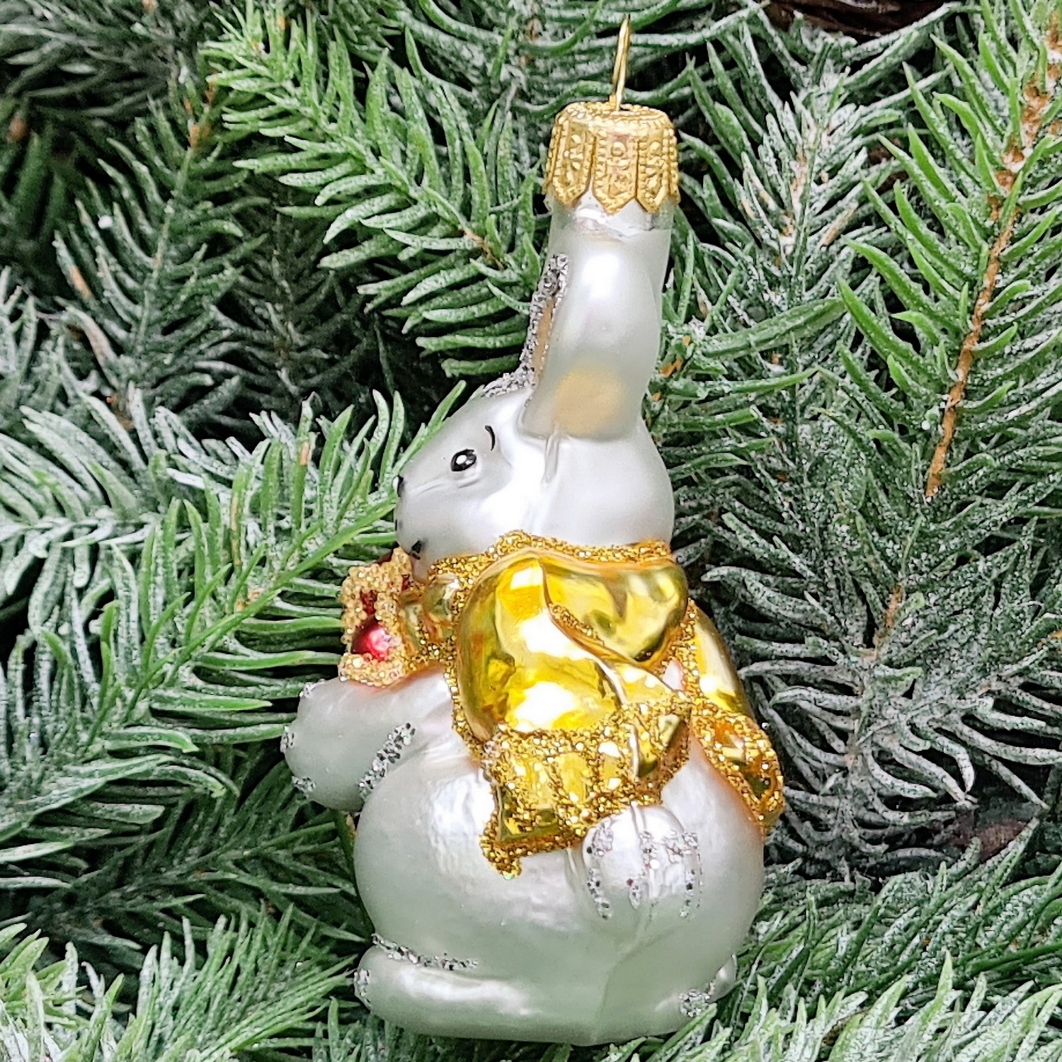 фото Стеклянная елочная игрушка Зайчик с подарком