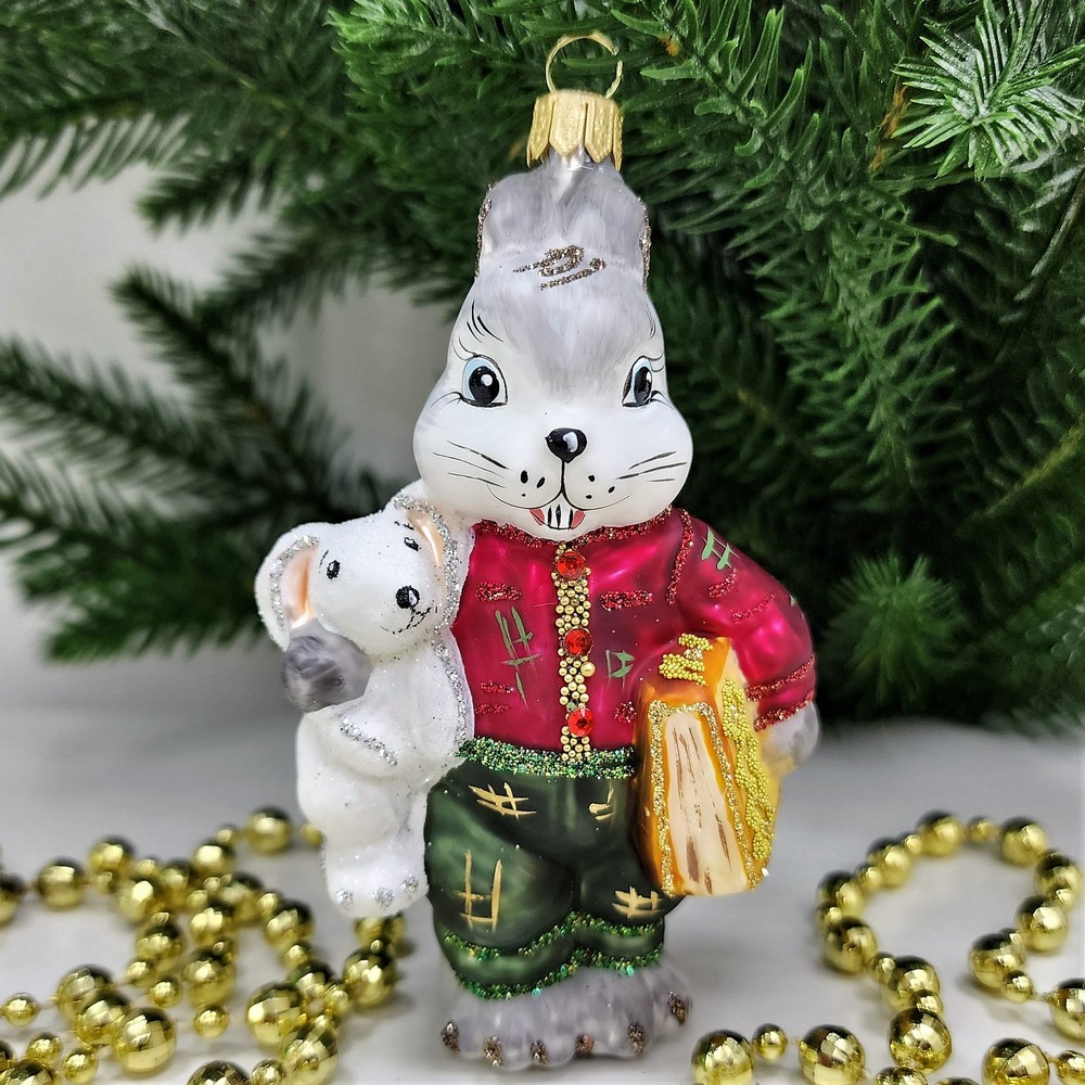 фото Стеклянная елочная игрушка Зайчик с зайкой и книгой