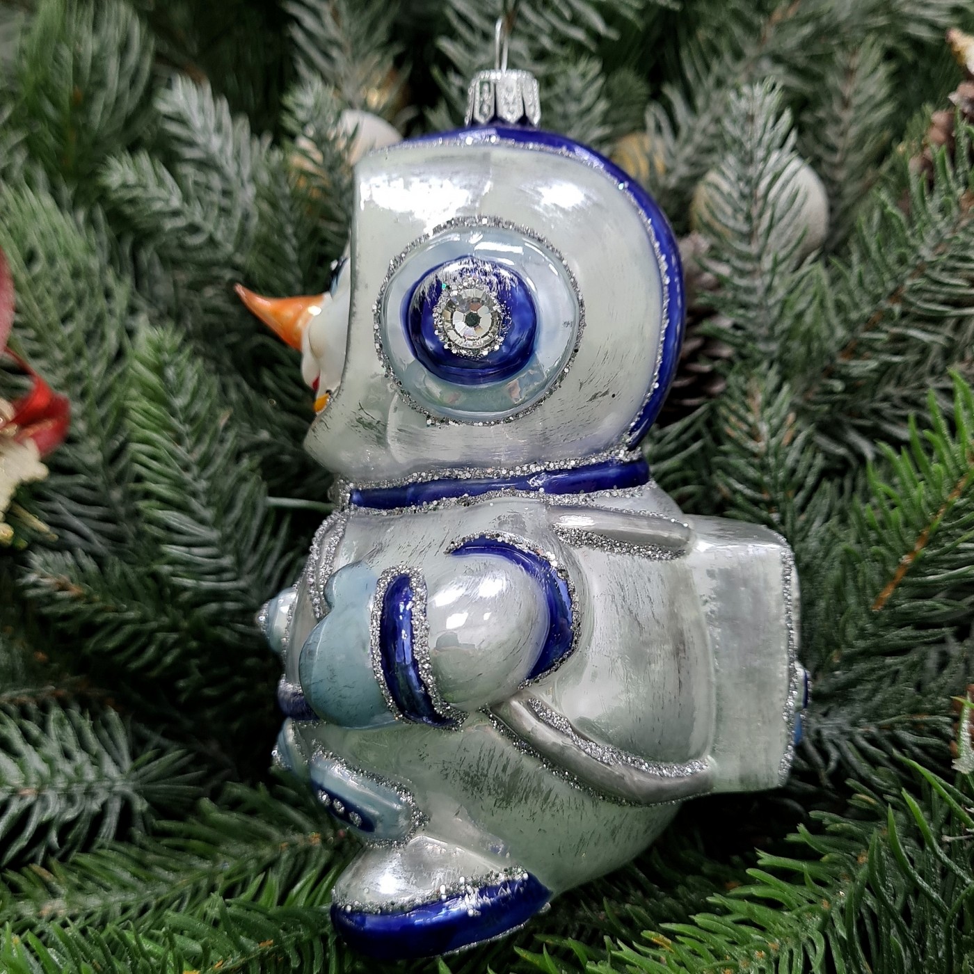 фото Стеклянная елочная игрушка Снеговик космонавт синий