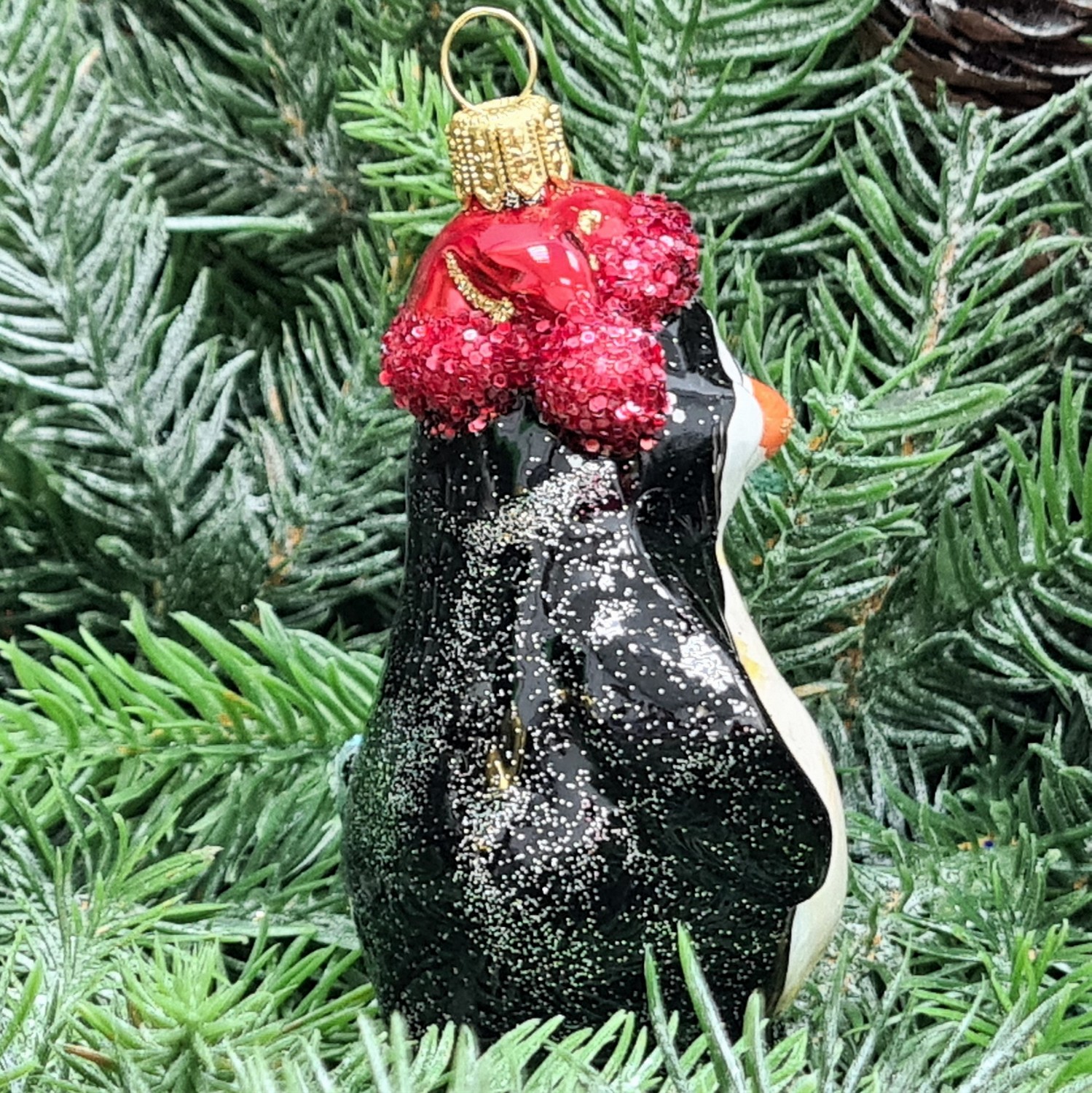 фото Стеклянная елочная игрушка Пингвин с рыбой