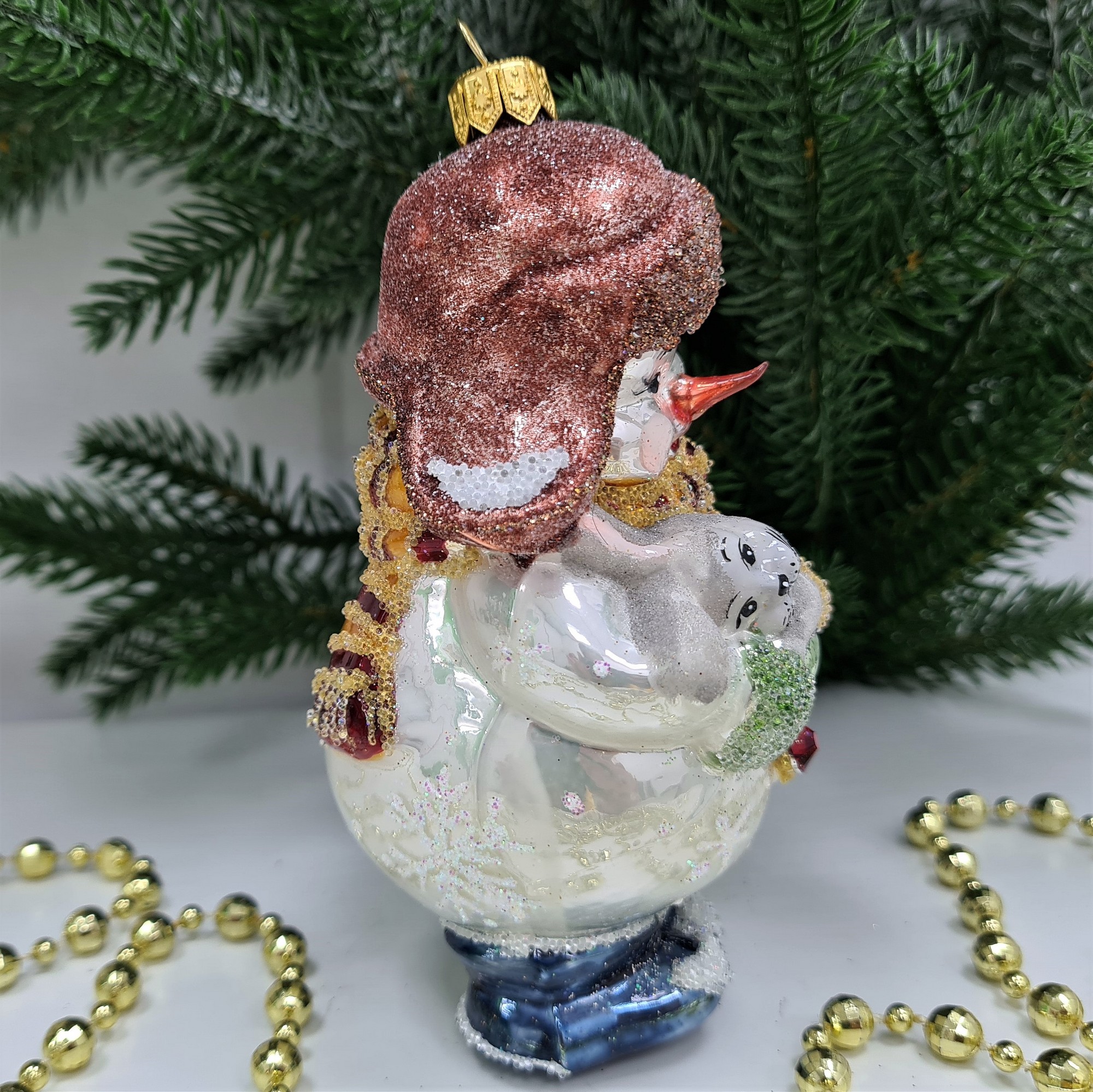 фото Стеклянная елочная игрушка Снеговик в ушанке с зайчиком