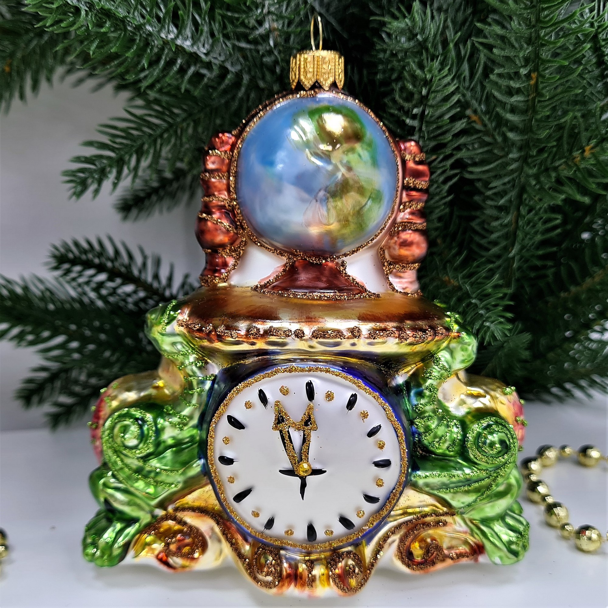 фото Стеклянная елочная игрушка Часы с глобусом