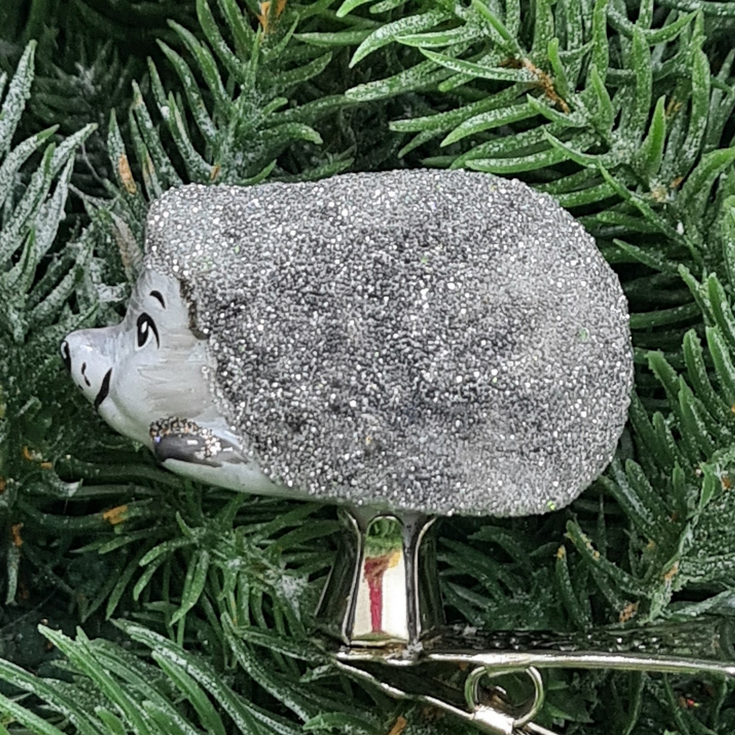 фото Стеклянная елочная игрушка Ежик на прищепке