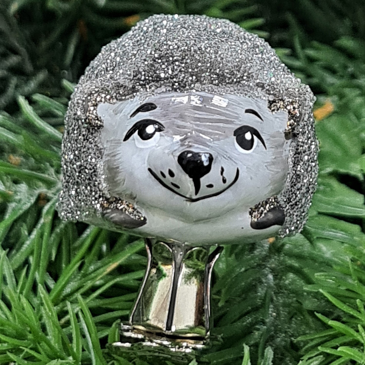 фото Стеклянная елочная игрушка Ежик на прищепке