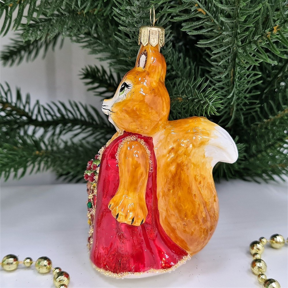 фото Стеклянная елочная игрушка Белочка с корзинкой