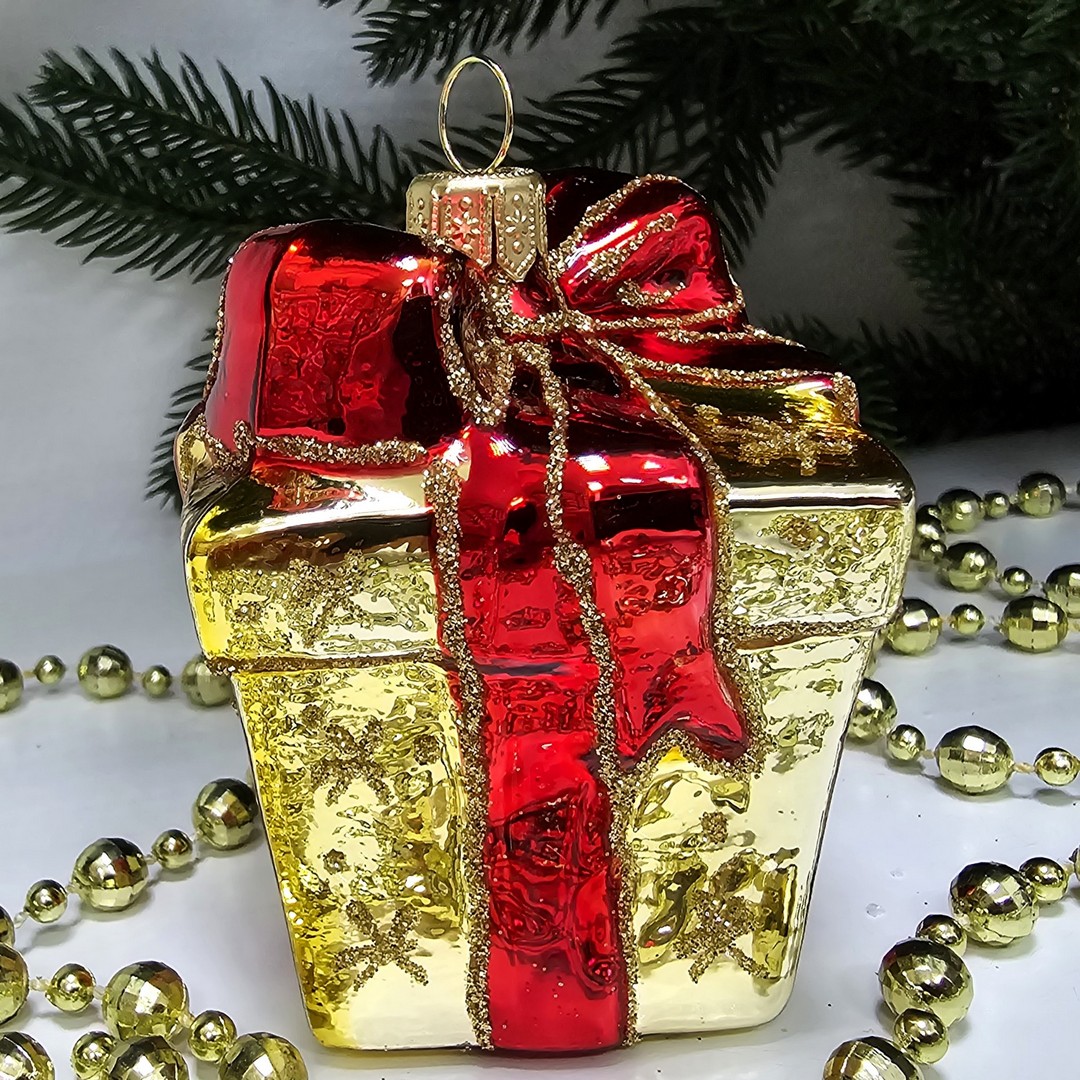 фото Стеклянная елочная игрушка Подарок